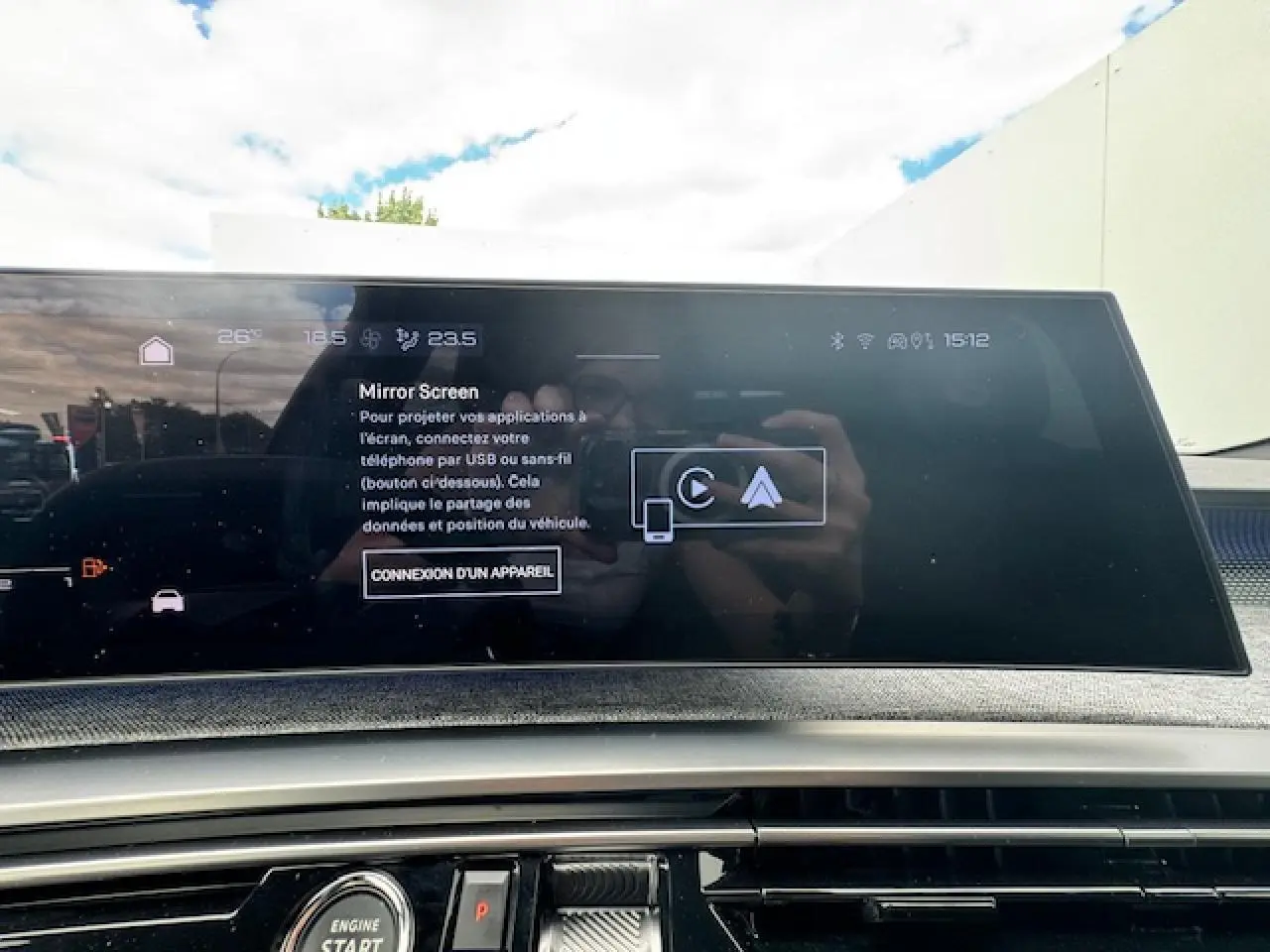 Écran tactile central du Peugeot 3008 Hybrid 2024 affichant l'interface Mirror Screen en intérieur noir et gris
