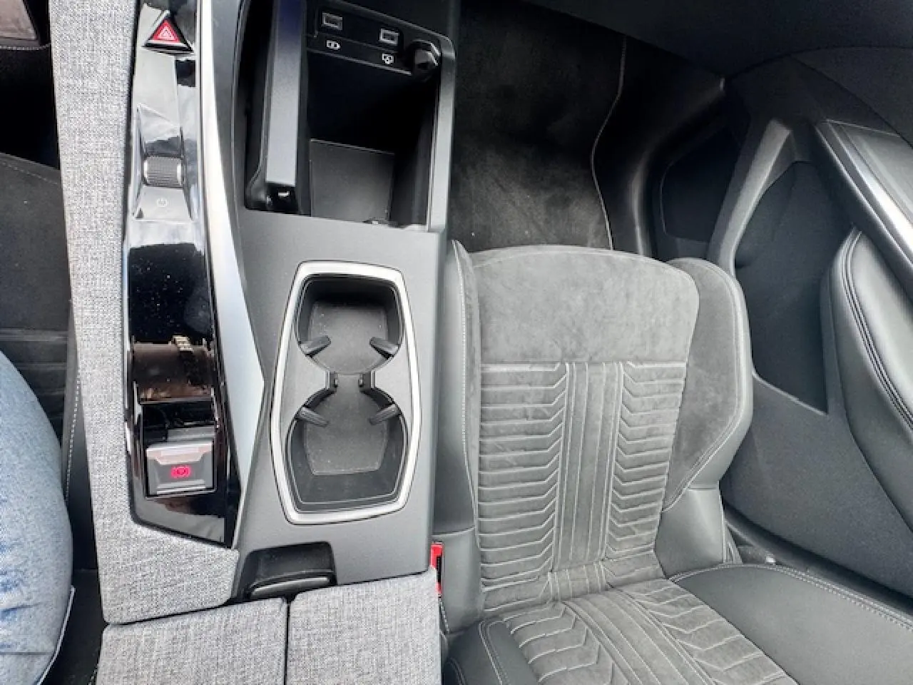 Détail de la console centrale et siège passager en Alcantara gris du Peugeot 3008 II Hybrid 136 GT 2024.
