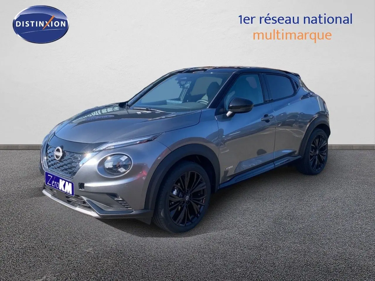 Nissan Juke 2025 gris squale métal avec toit noir, vue 3/4 avant droit, jantes noires et lignes sportives.