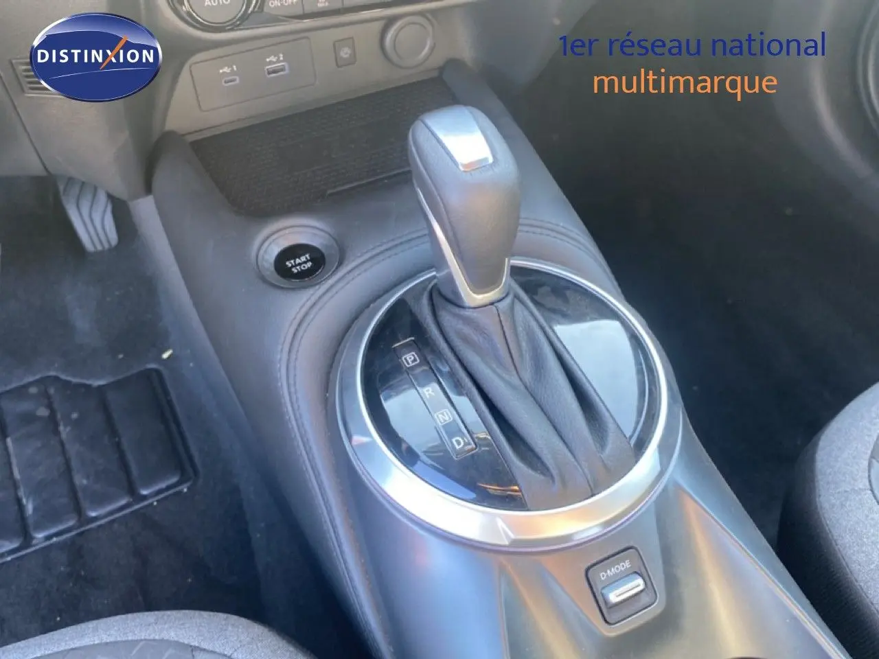 Le levier de vitesses automatique du Nissan Juke 1.6 Full Hybrid 2025 vu en gros plan côté conducteur.