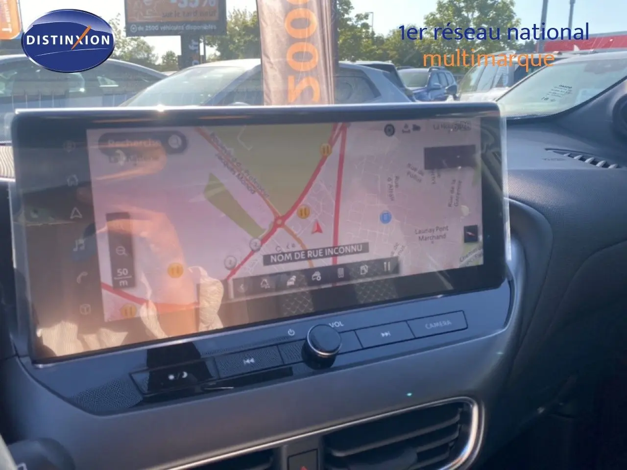 Écran tactile central affichant la navigation dans l'habitacle du Nissan Juke 2025 gris squale métal avec toit noir.