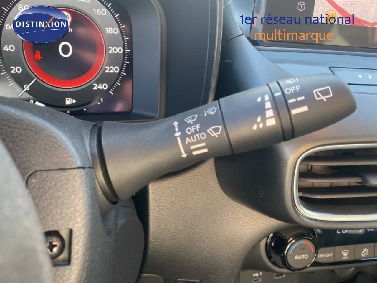 Gros plan sur la commande d’essuie-glace côté gauche du tableau de bord du Nissan Juke gris squale métal 2025.