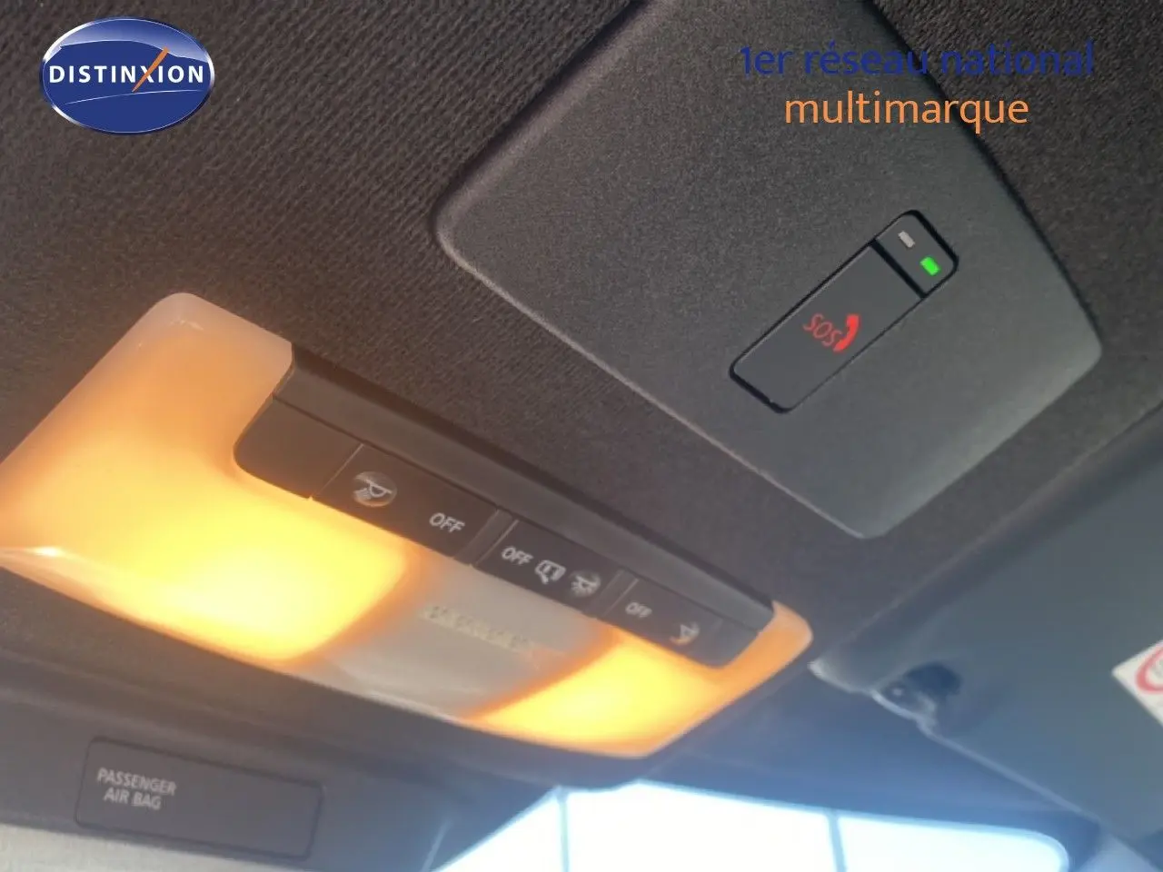 Plafonnier intérieur allumé avec commandes et bouton SOS du Nissan Juke 1.6 Full Hybrid 2025, vue du toit côté conducteur.