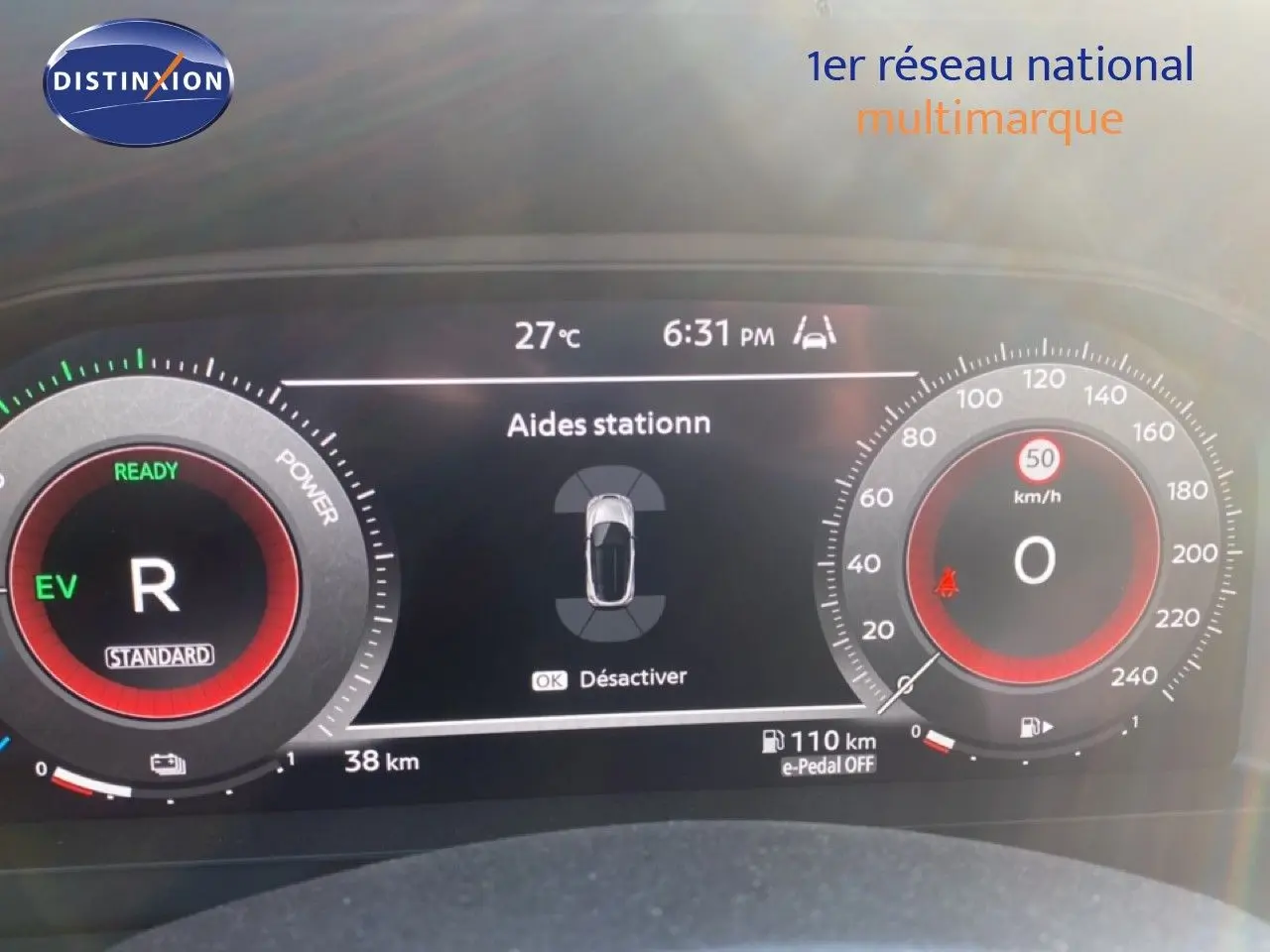 Tableau de bord numérique du Nissan Juke 2025 affichant la vitesse, mode EV et aides au stationnement.