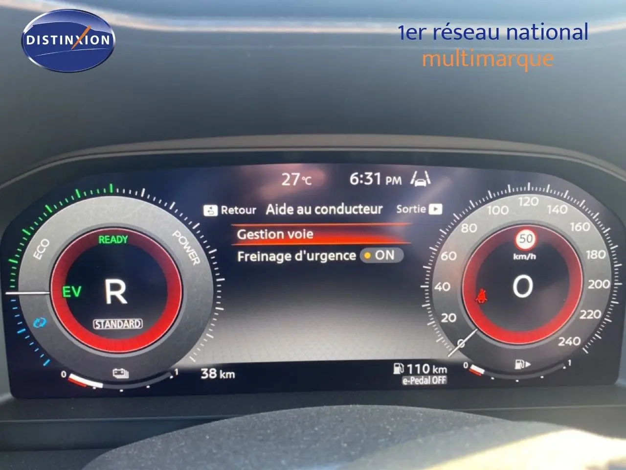 Tableau de bord numérique du Nissan Juke 1.6 Full Hybrid 2025 affichant la vitesse, mode EV et aides à la conduite.