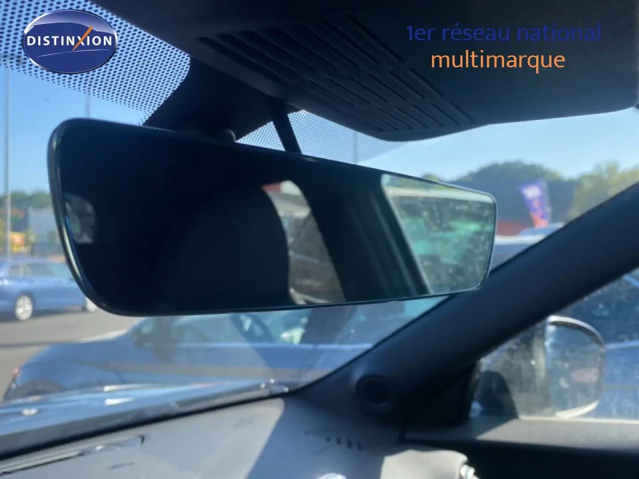 Rétroviseur intérieur d'une Nissan Juke 2025 gris squale métal avec toit noir, vue depuis l'habitacle côté conducteur.