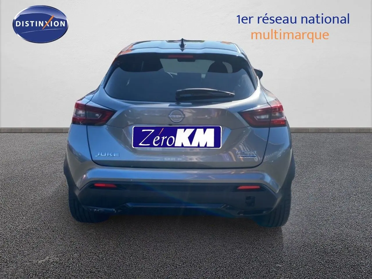 Vue arrière du Nissan Juke 2025 gris squale métal avec toit noir, mettant en valeur ses feux LED et son design compact.