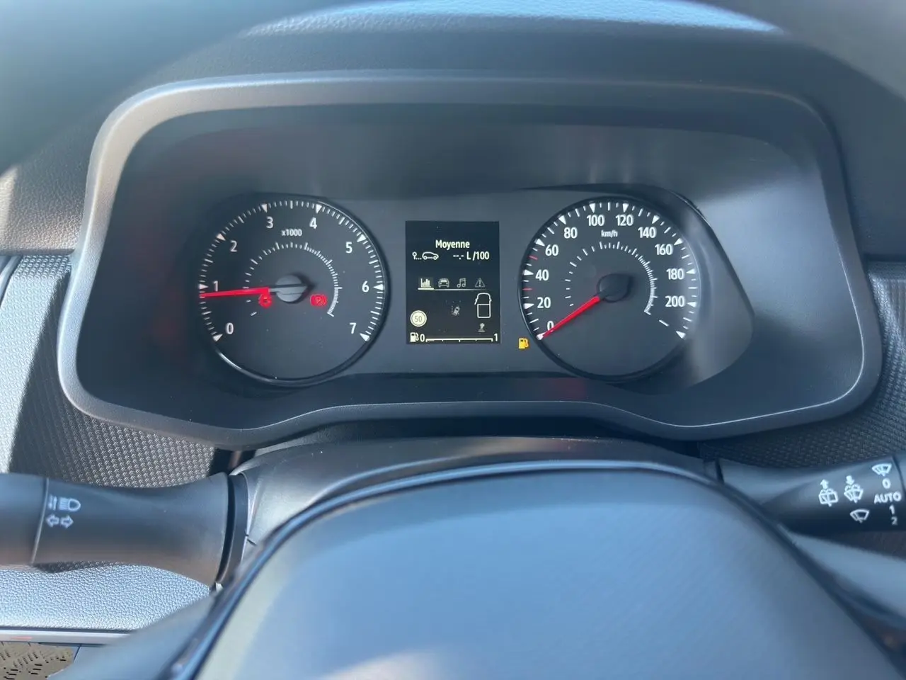 Vue rapprochée du tableau de bord du Renault Trafic Combi 2025 avec compte-tours, compteur de vitesse et écran central numérique.