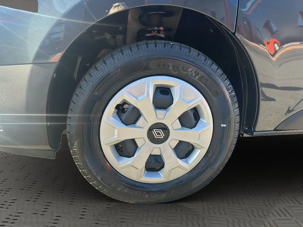 Gros plan sur la roue avant gauche gris comète du Renault Trafic Combi L2 Grand Evolution 2025 avec enjoliveur 16 pouces.
