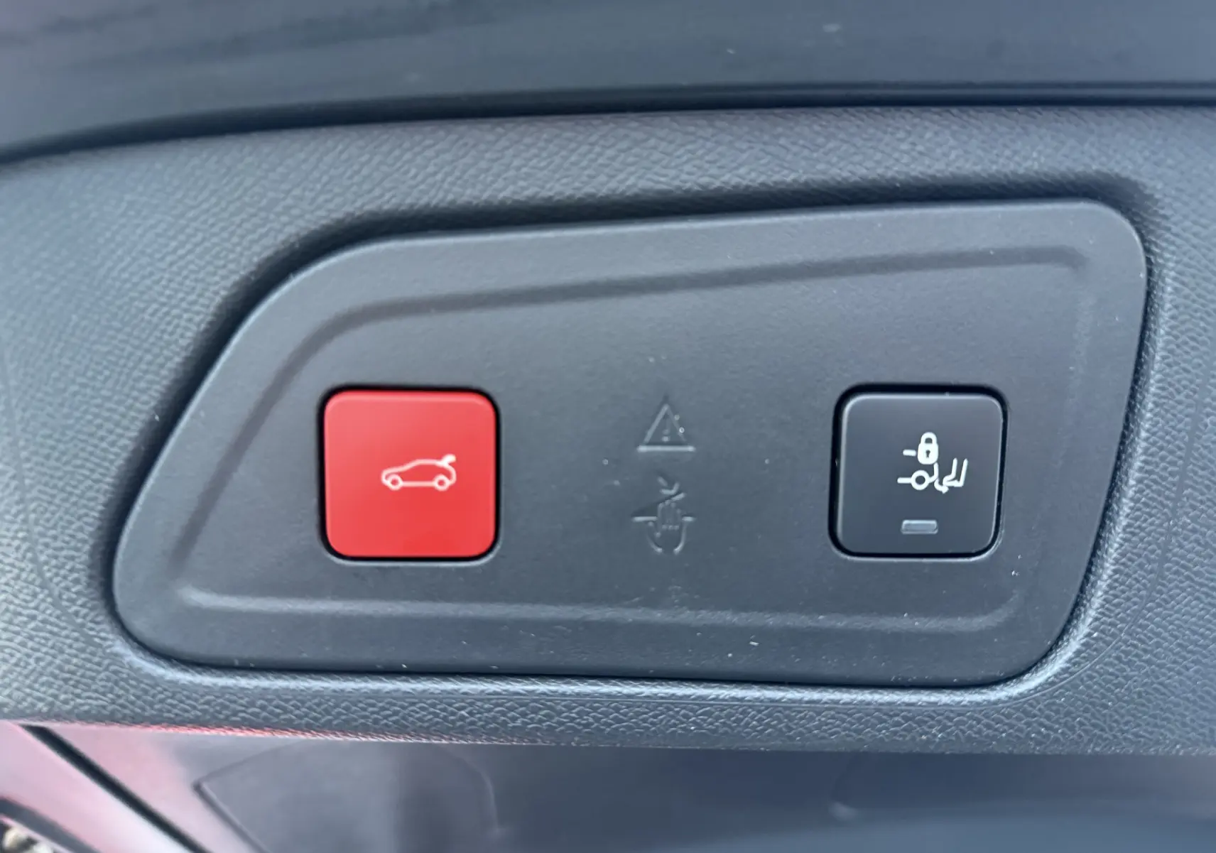 Boutons de commande du hayon électrique et verrouillage des sièges arrière sur le panneau intérieur d'un Citroën C5 Aircross blanc nacré.