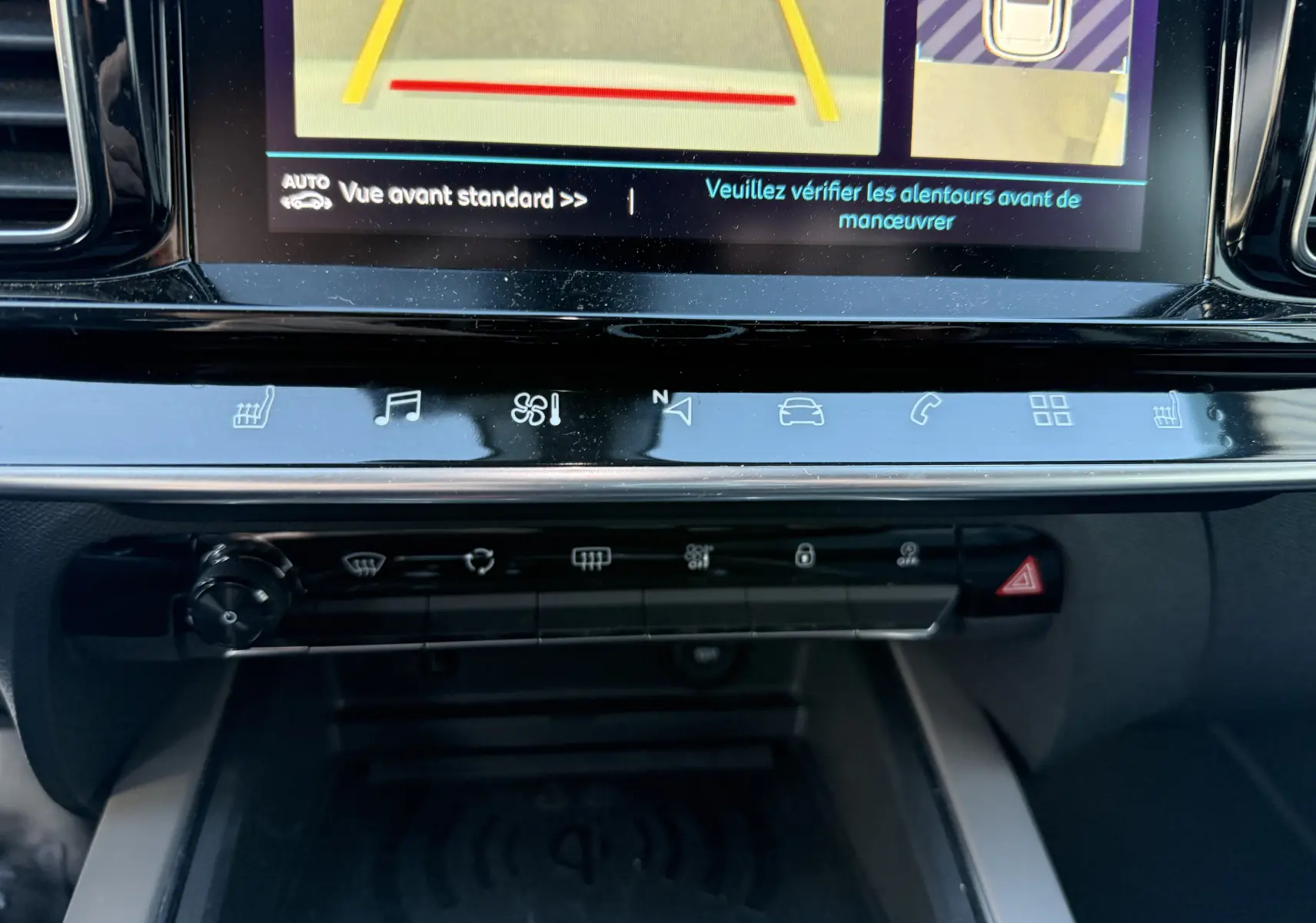 Vue rapprochée de la console centrale du Citroën C5 Aircross blanc nacré, avec écran tactile et commandes tactiles éclairées.
