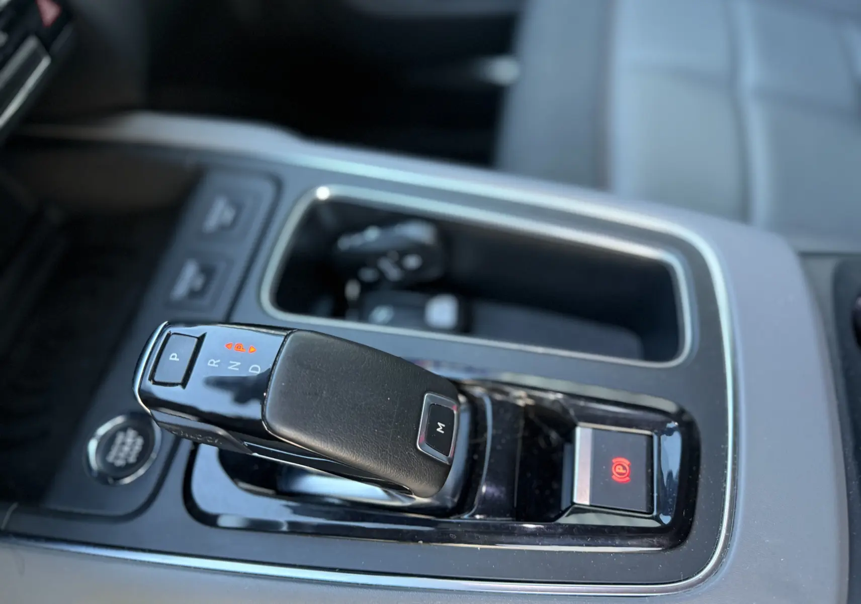 Le levier de vitesses automatique noir du Citroën C5 Aircross 1.5 BlueHDi 130 Shine Pack, vue rapprochée intérieure.