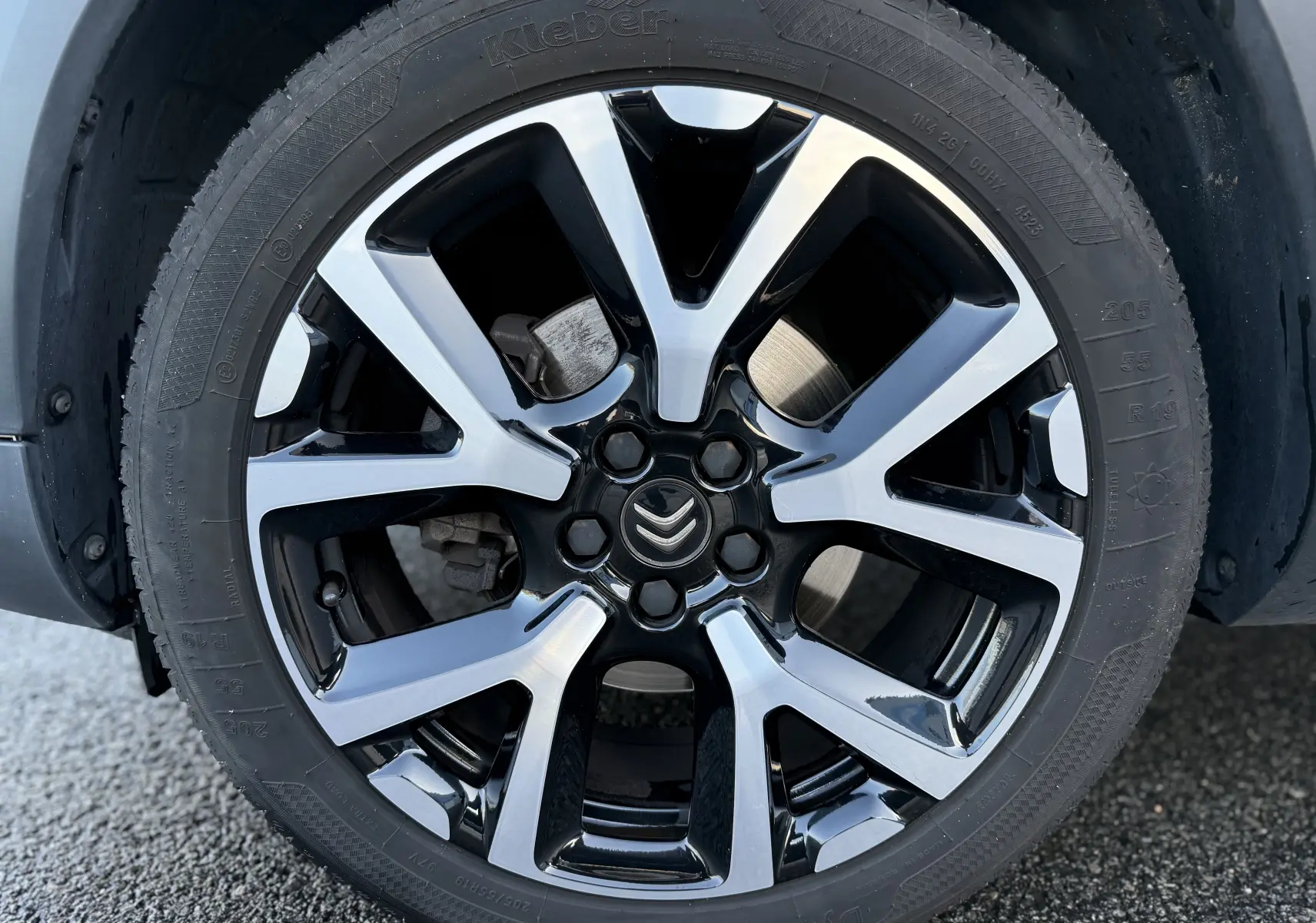 Gros plan sur la jante alliage bicolore noire et argentée du Citroën C5 Aircross blanc nacré, version 2021.