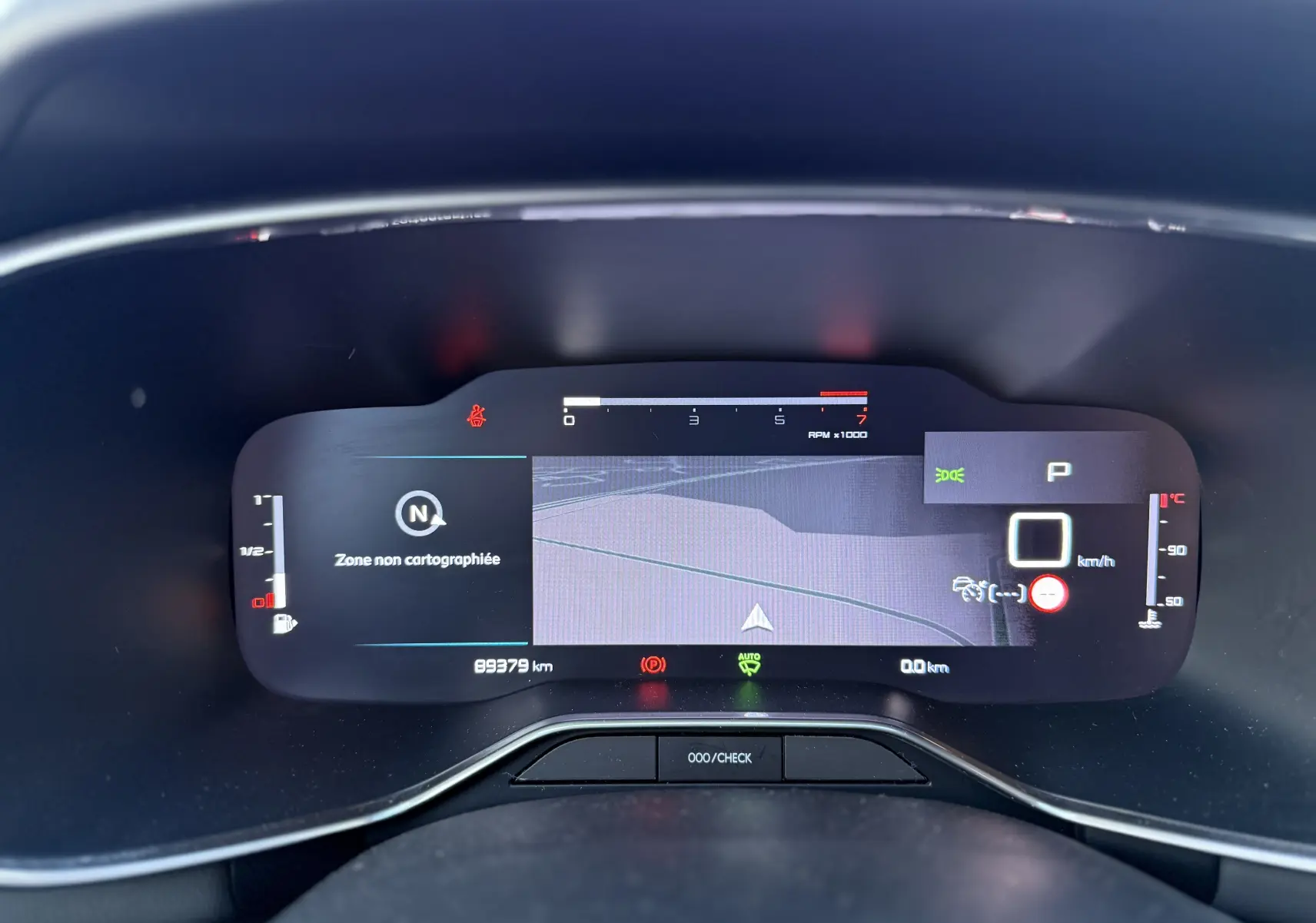 Tableau de bord numérique du Citroën C5 Aircross 2021 affichant la navigation et les indicateurs de vitesse et température.