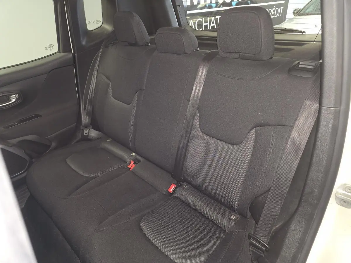 Vue intérieure arrière côté droit du Jeep Renegade blanc 2018, sièges noirs avec appuie-têtes réglables.