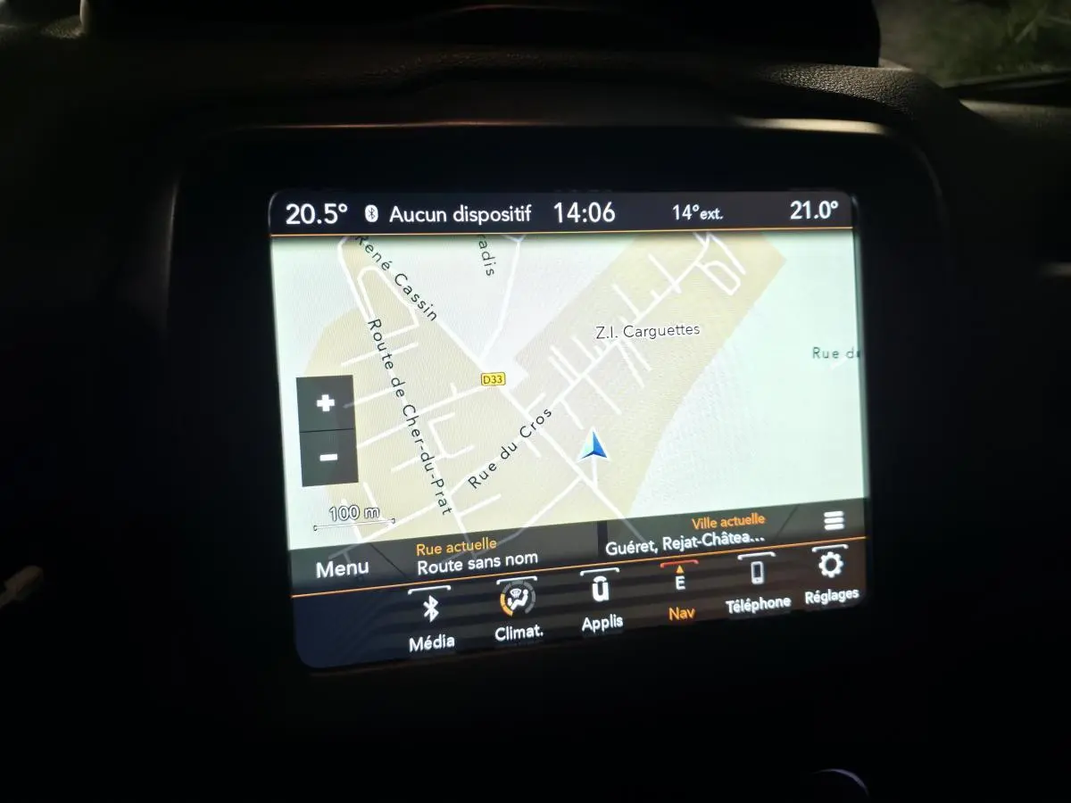 Écran tactile central du système de navigation GPS Uconnect Live 8, affichant une carte routière dans un Jeep Renegade 2018.