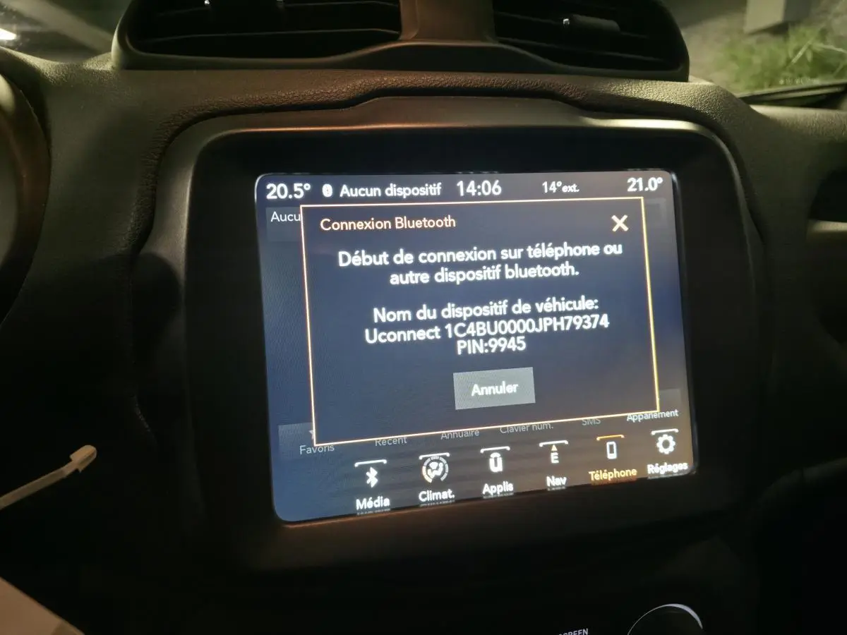 Écran tactile central du Jeep Renegade 2018 affichant la connexion Bluetooth en cours dans un intérieur noir.