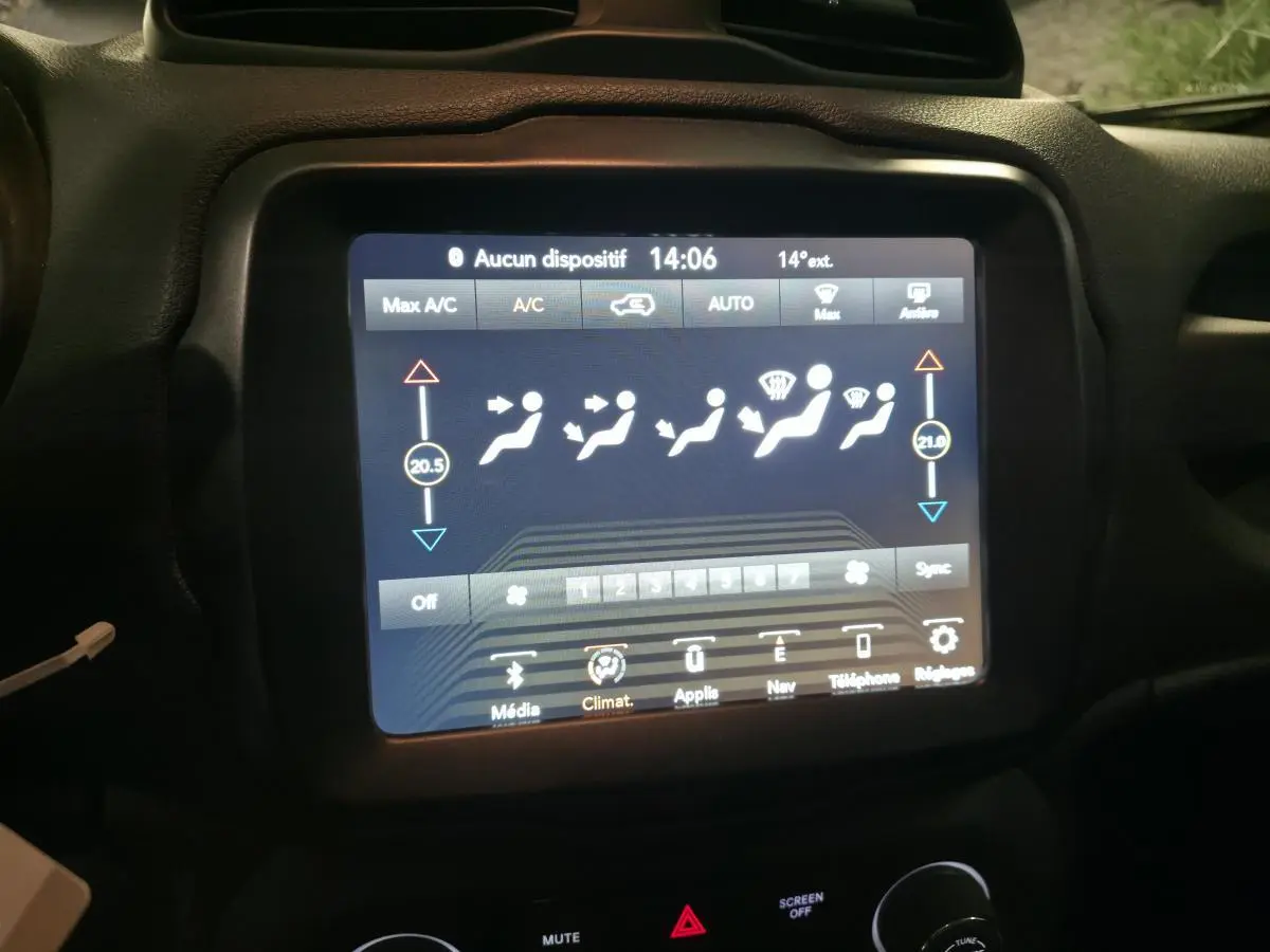 Écran tactile central du Jeep Renegade blanc 2018 montrant la climatisation automatique bi-zone en fonctionnement.