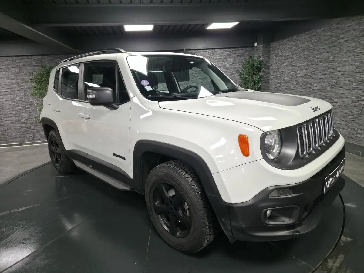 Jeep Renegade blanc vue 3/4 avant droit avec jantes noires 5 branches et capot noir mat.