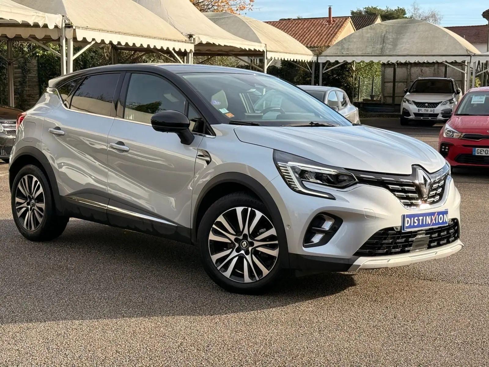Renault Captur gris Highland en 3/4 avant droit, avec jantes alliage et calandre chromée distinctive.