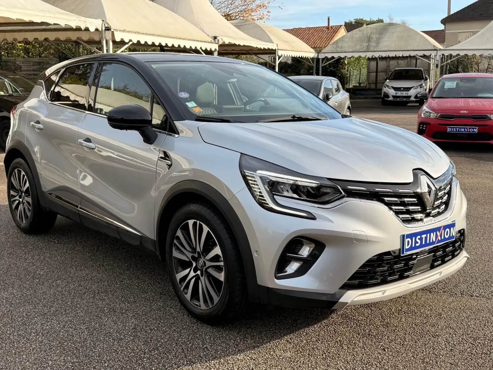 Renault Captur gris Highland en 3/4 avant droit, avec jantes alliage et calandre chromée brillante.