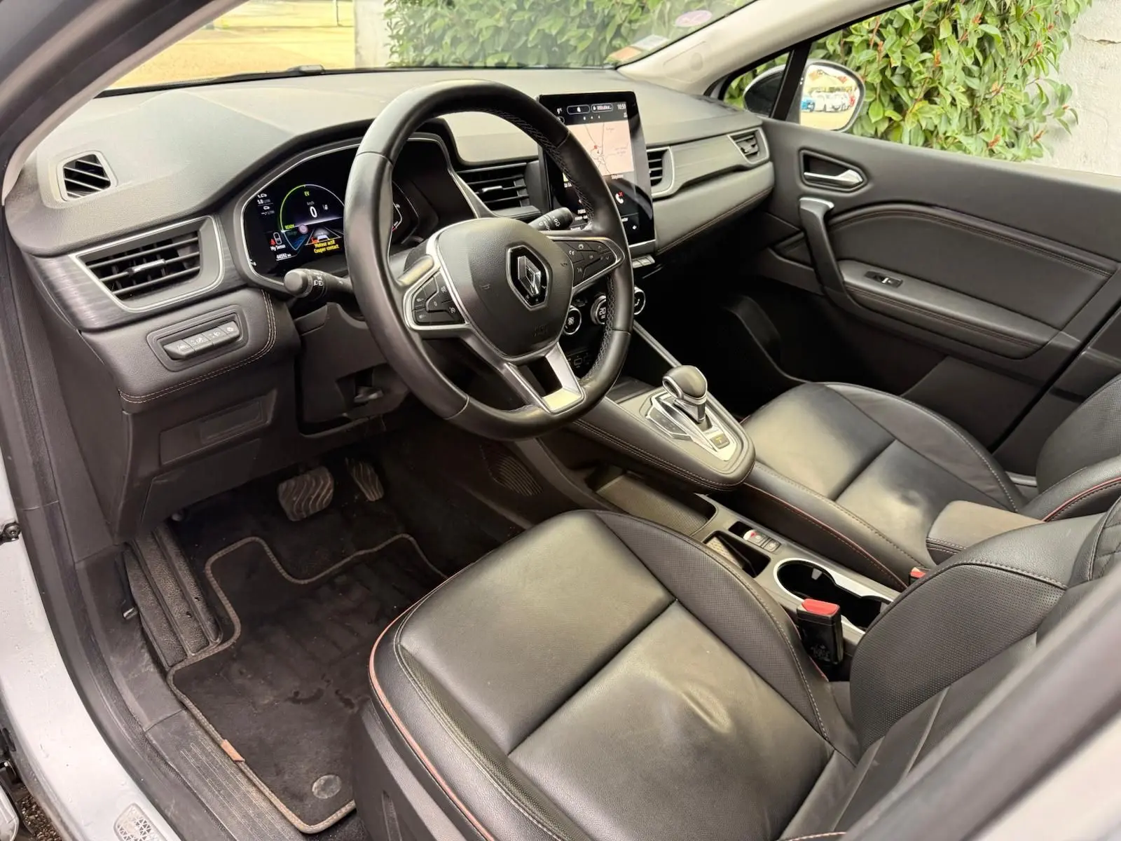 Intérieur noir cuir du Renault Captur 1.6 E-TECH hybride 2021, vue côté conducteur avec tableau de bord et console centrale.