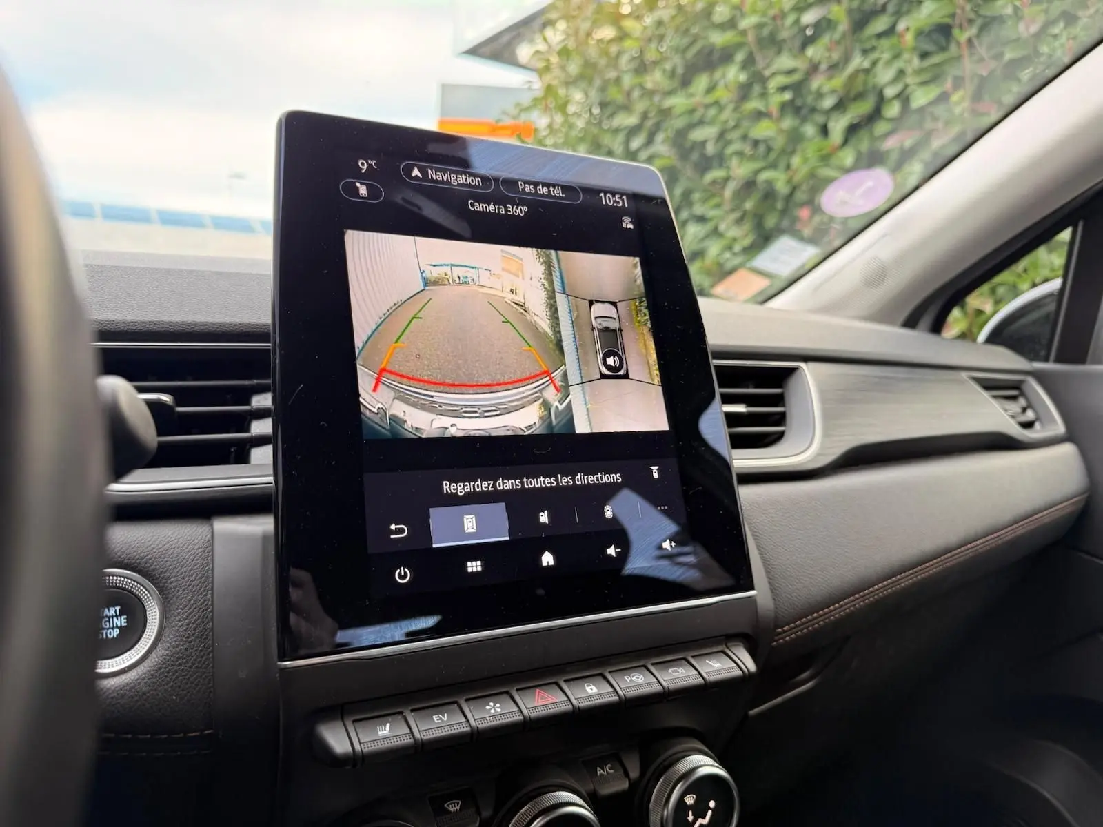 Écran tactile central affichant la caméra 360° dans l'habitacle du Renault Captur gris Highland, vue côté passager.