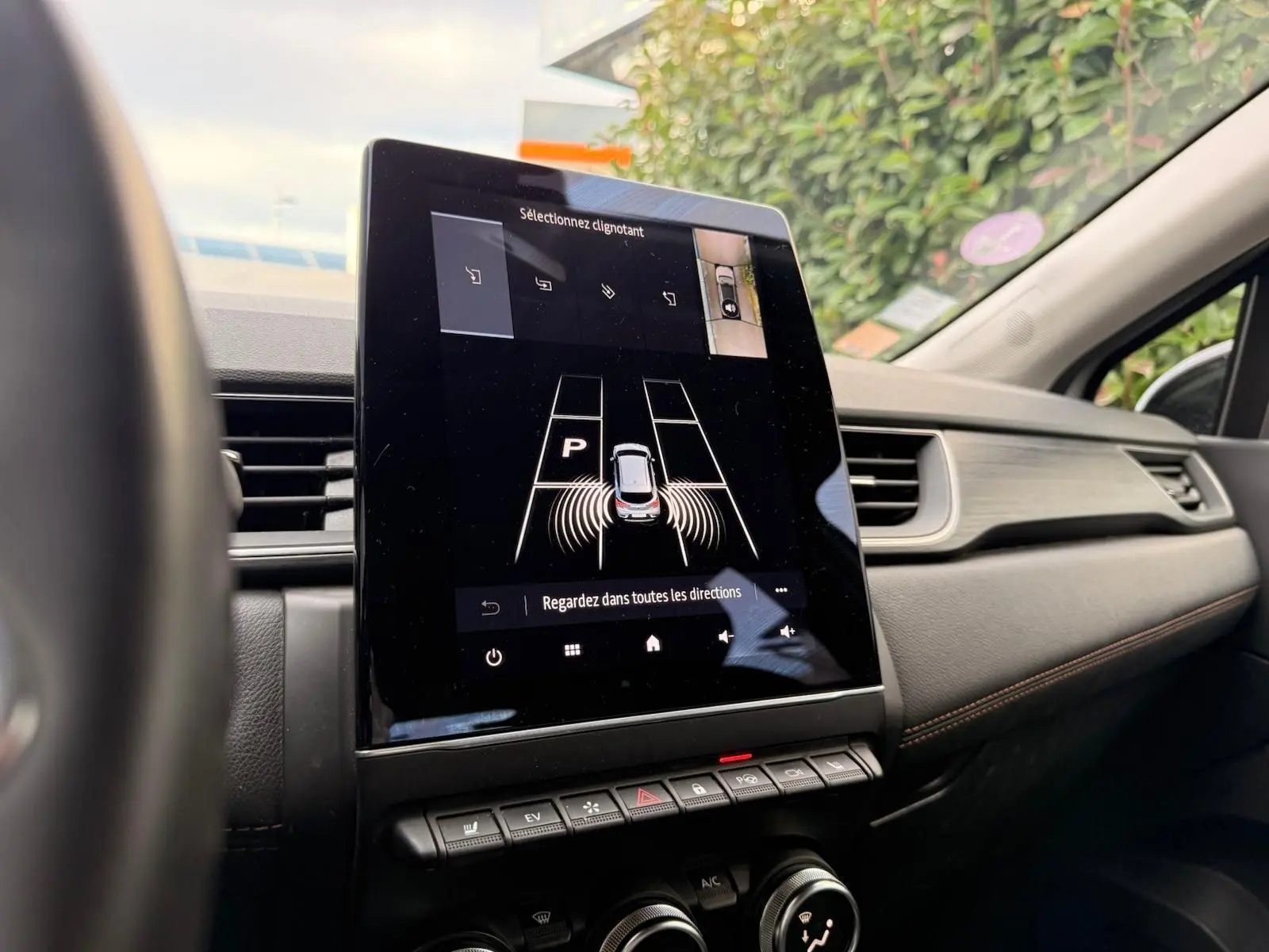 Écran tactile central du Renault Captur gris Highland 2021 montrant l'aide au stationnement avec vue 360° intérieure.