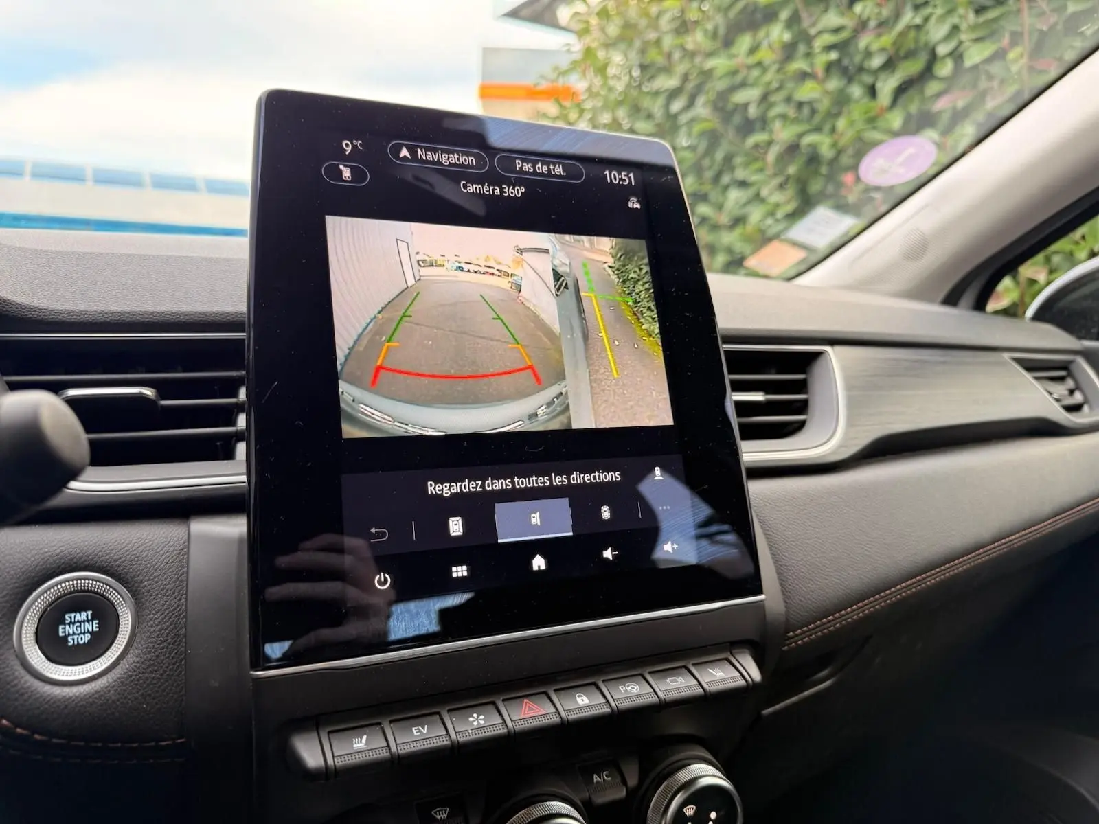 Vue rapprochée de l'écran tactile central affichant la caméra 360° dans l'habitacle du Renault Captur gris Highland 2021.