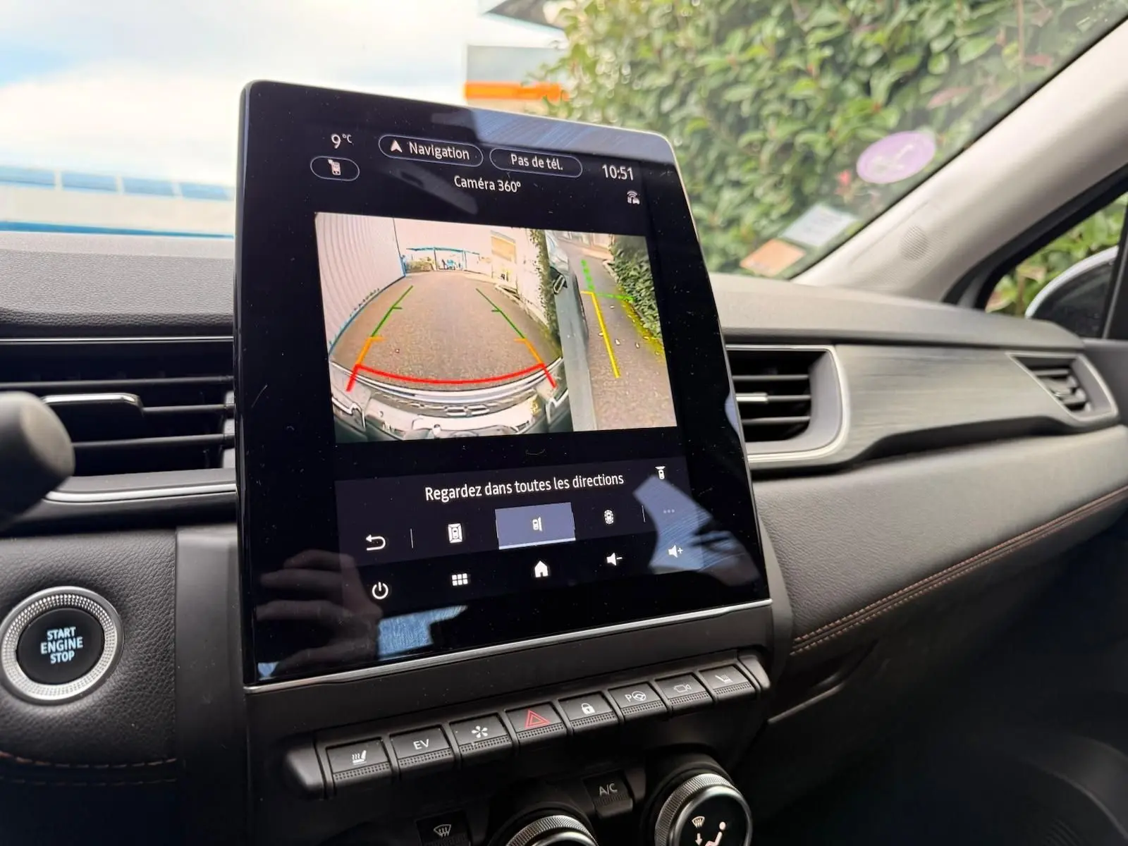 Écran tactile central affichant la caméra 360° du Renault Captur 1.6 E-Tech Hybride, intérieur gris Highland, vue avant droite.