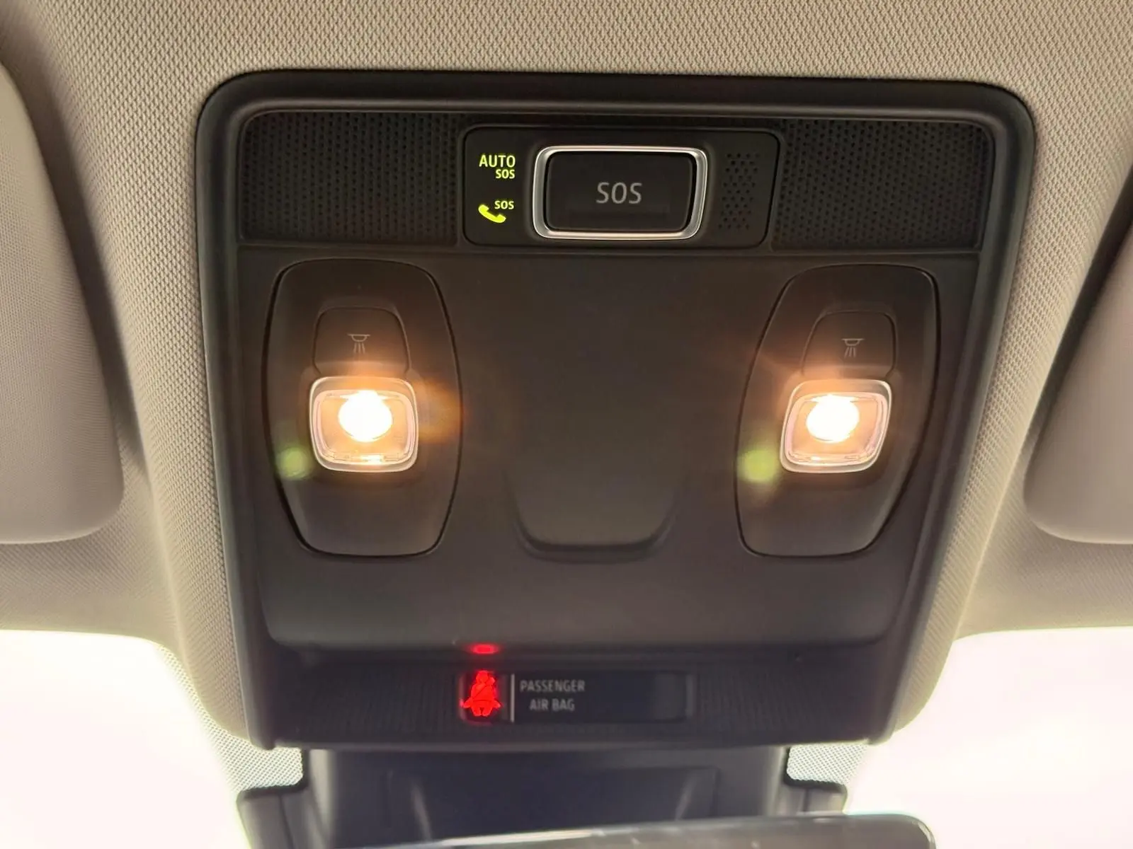 Plafonnier intérieur avec éclairages de lecture allumés et bouton SOS du Renault Captur gris Highland 2021.