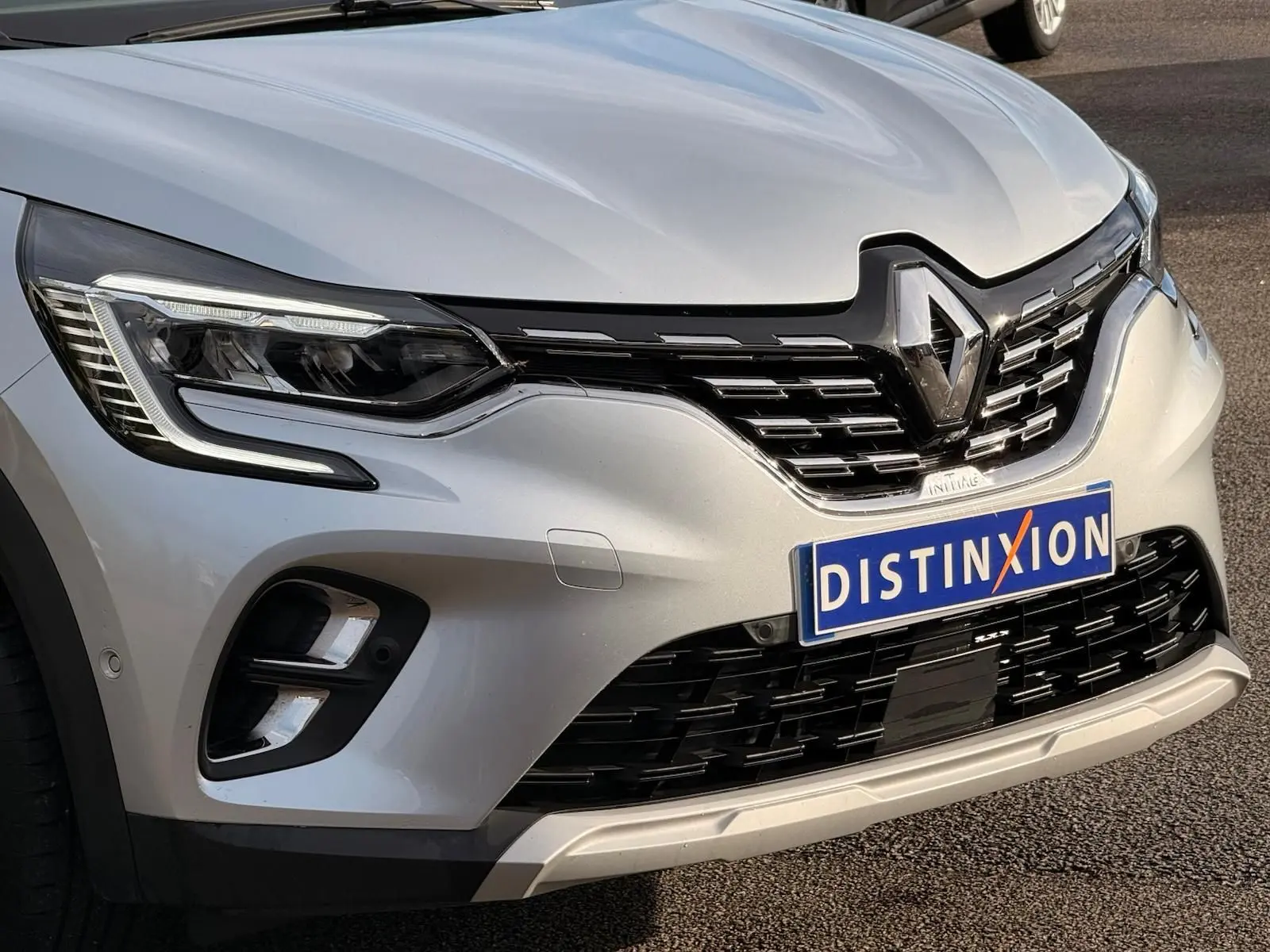Gros plan sur l'avant gris Highland du Renault Captur 2021 avec calandre noire et phares LED distinctifs.