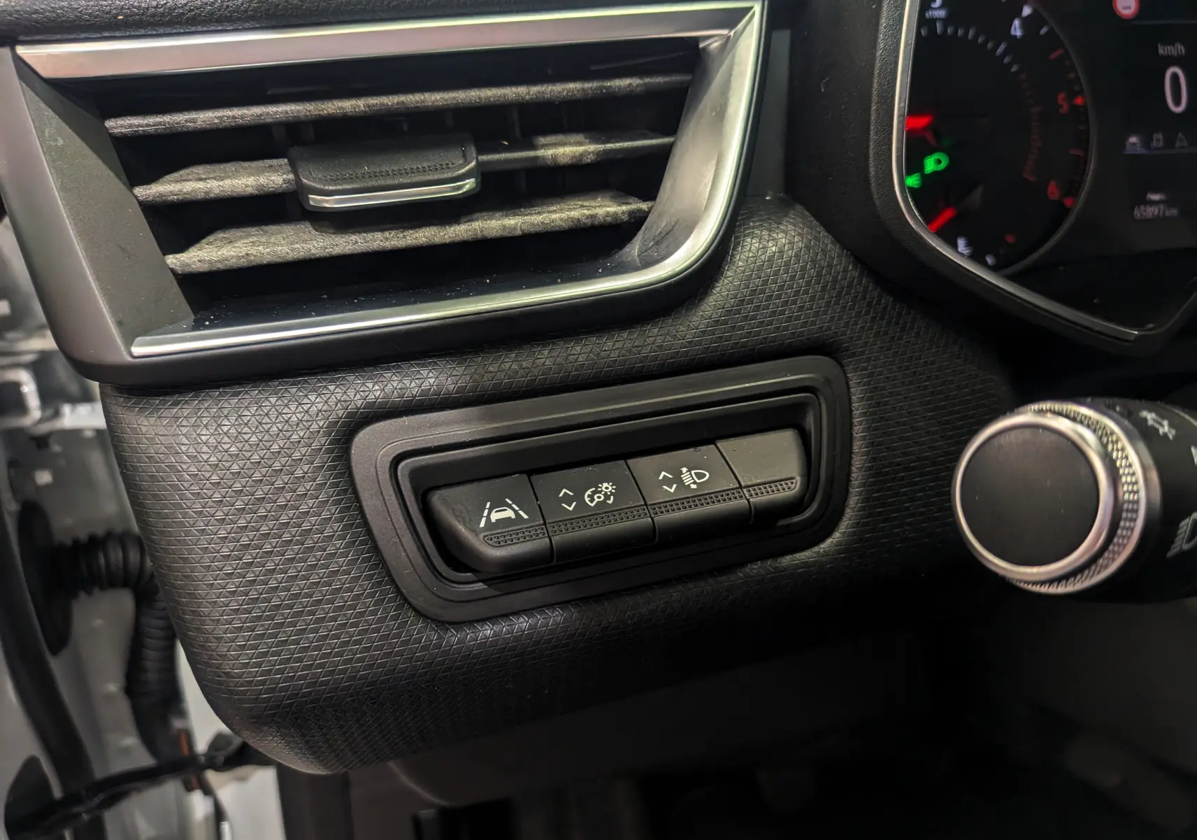 Vue rapprochée du tableau de bord côté gauche de la Renault Clio V Business 2020 avec commandes d’aide à la conduite.