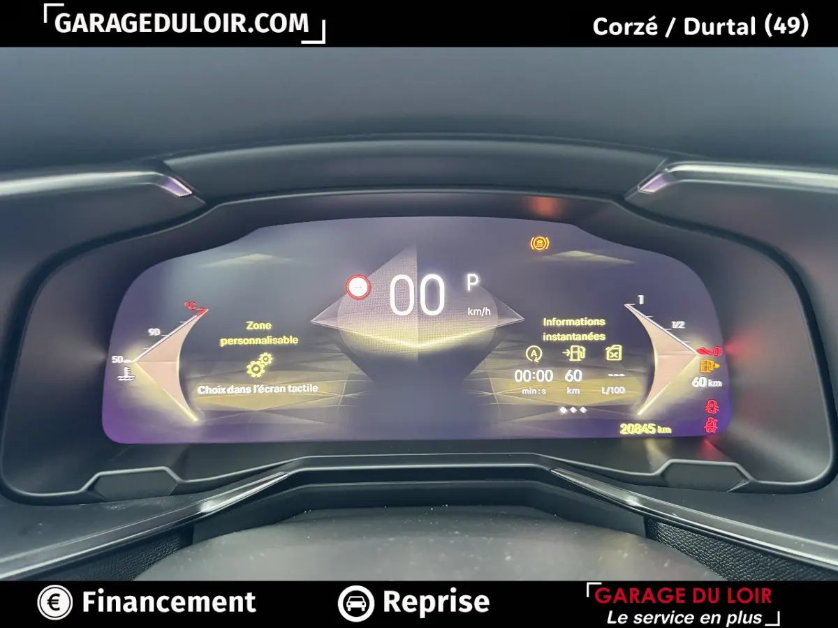 Tableau de bord numérique du DS7 Crossback bleu, affichage digital clair avec informations de conduite et jauges.