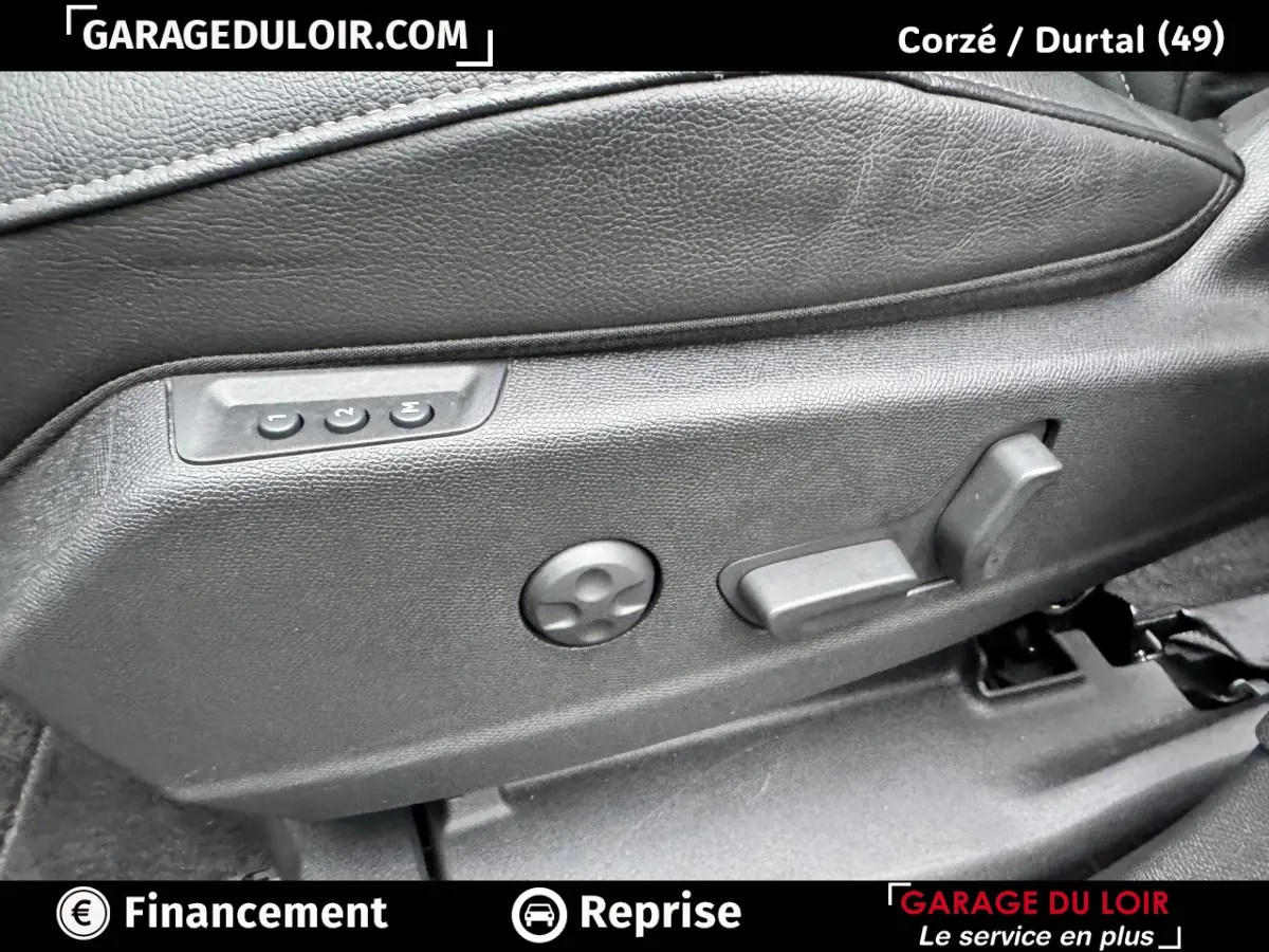 Réglages électriques des sièges côté gauche en cuir noir du DS7 Crossback BlueHDi 130 2024.