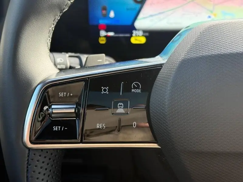 Gros plan sur les commandes de régulateur de vitesse au volant du Renault Austral 2025, finition Techno.