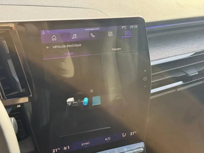 Écran tactile intérieur du Renault Austral 2025 montrant l'interface véhicule électrique, avec tableau de bord clair et détails modernes.