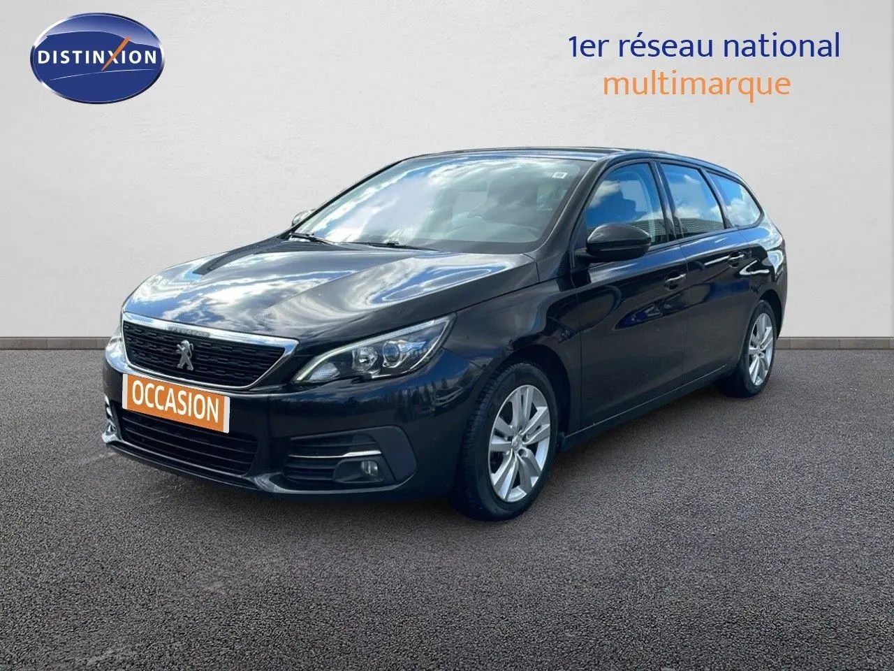 Peugeot 308 SW noir perla nera métal vue 3/4 avant droit avec calandre et phares LED visibles.