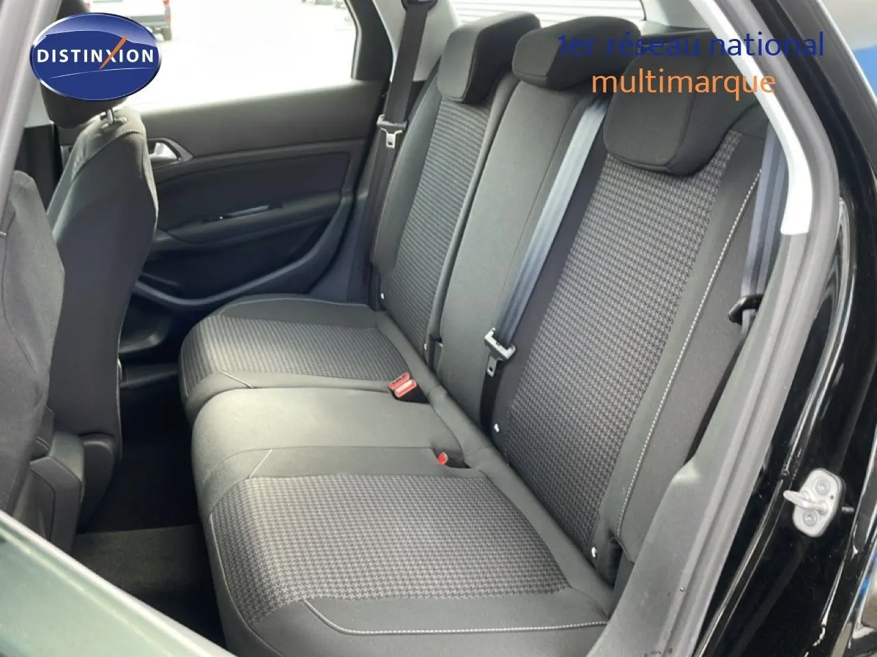 Vue intérieure côté droit des sièges arrière en tissu gris foncé du Peugeot 308 SW noir Perla Nera de 2019.
