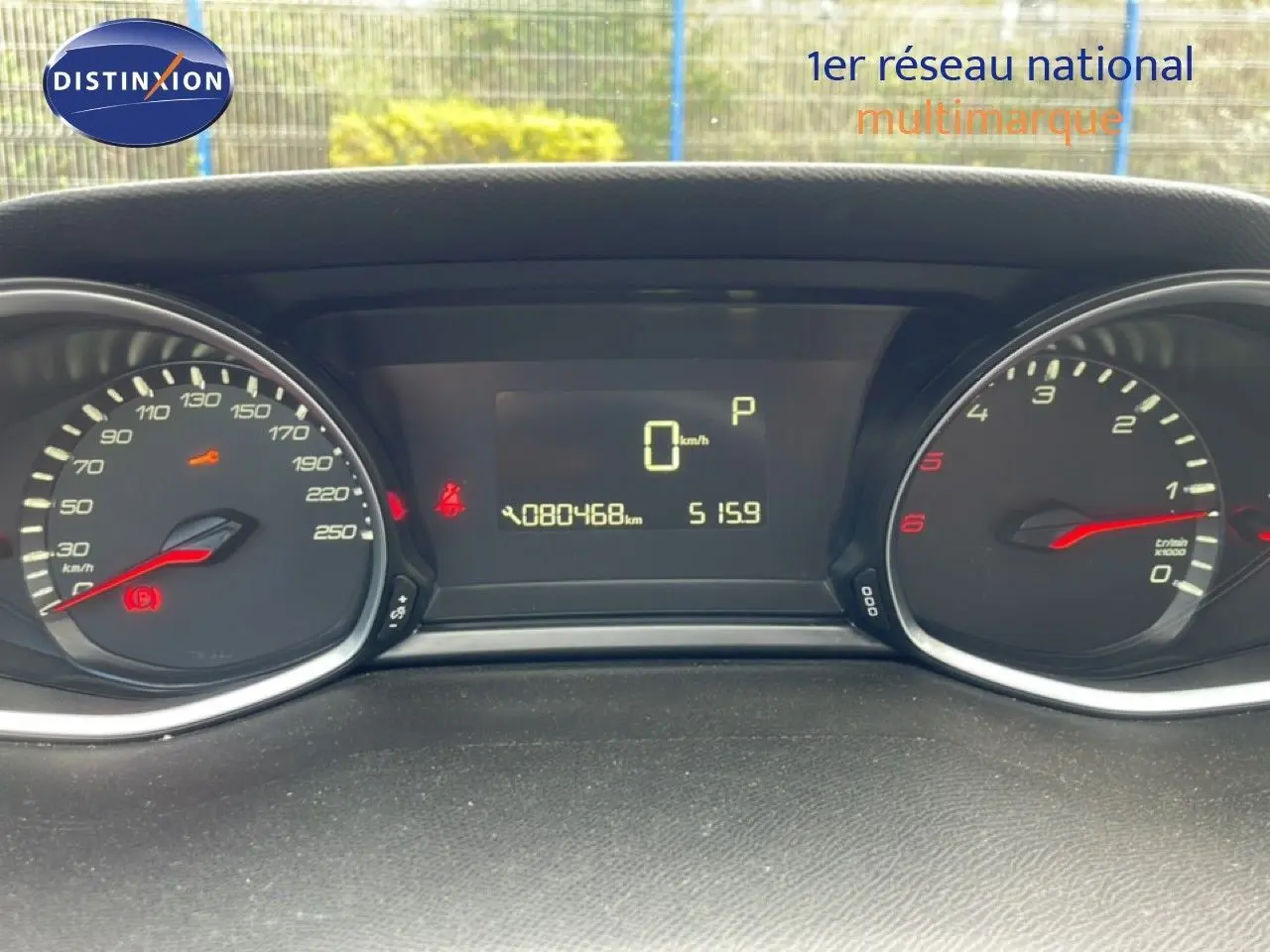 Vue rapprochée du tableau de bord numérique et analogique de la Peugeot 308 SW noire, affichant 80468 km.
