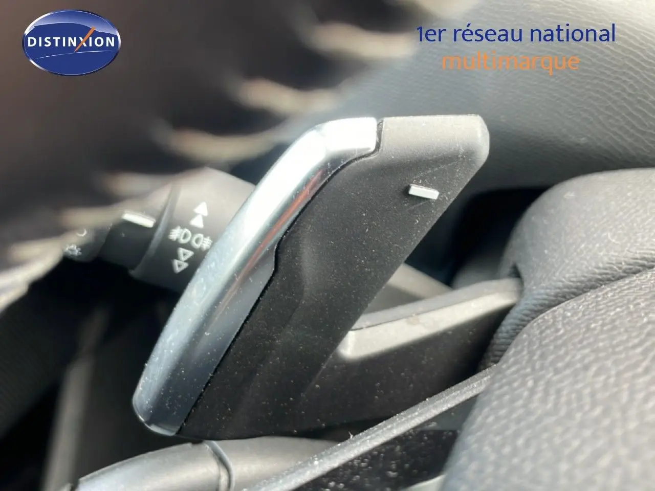 Gros plan sur la palette de changement de vitesse en aluminium et plastique noir du Peugeot 308 SW noir Perla Nera.