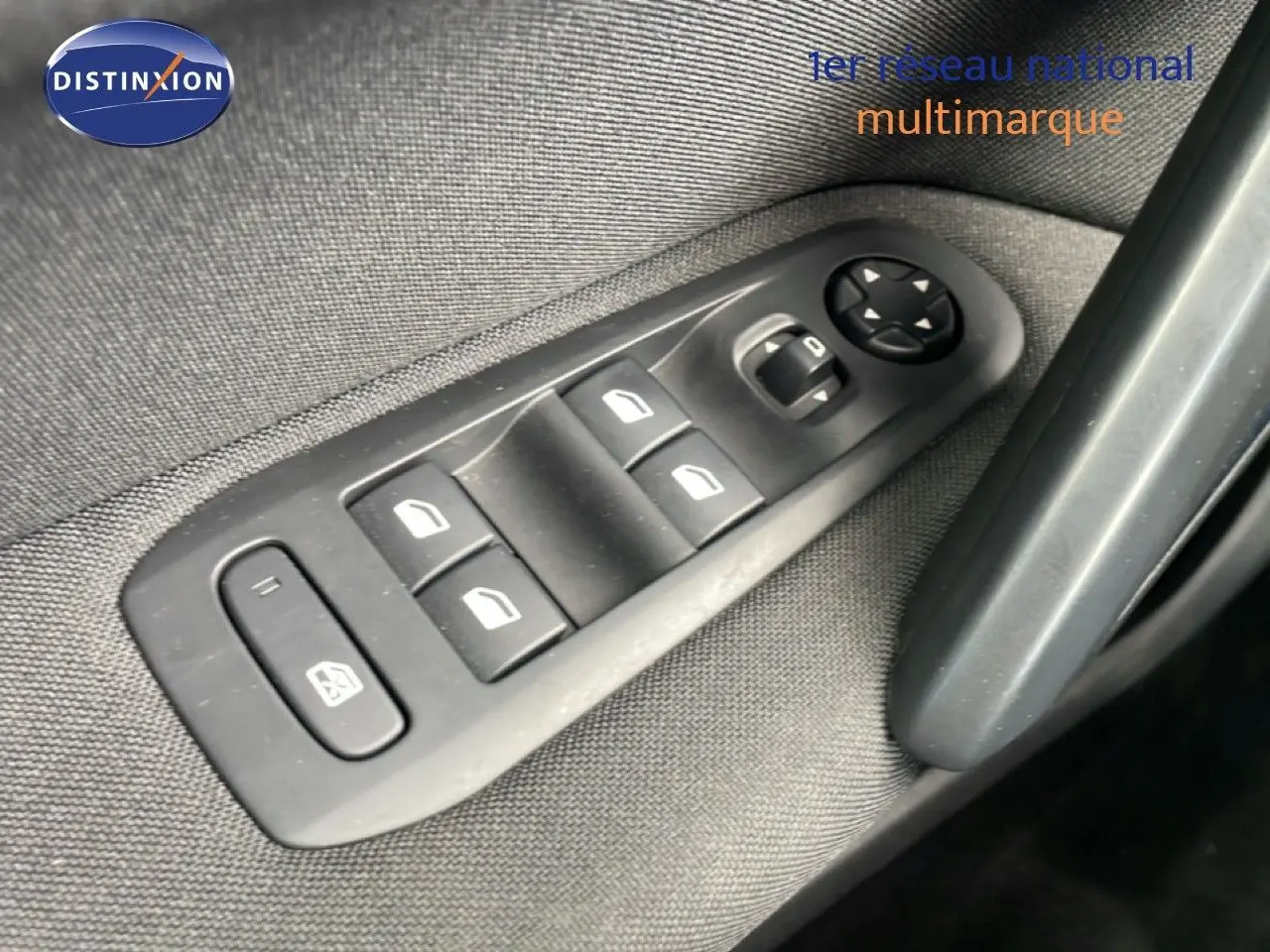 Panneau de commandes des vitres électriques côté conducteur sur tissu noir dans une Peugeot 308 SW 2019.