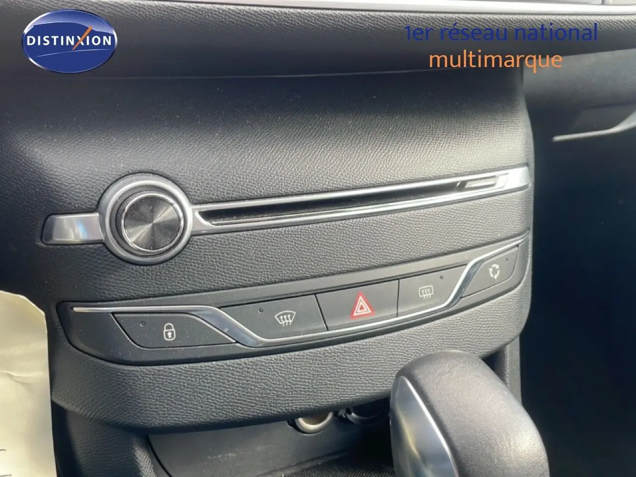 Gros plan sur la console centrale noire du Peugeot 308 SW 2019, avec commandes de climatisation et levier de boîte automatique.