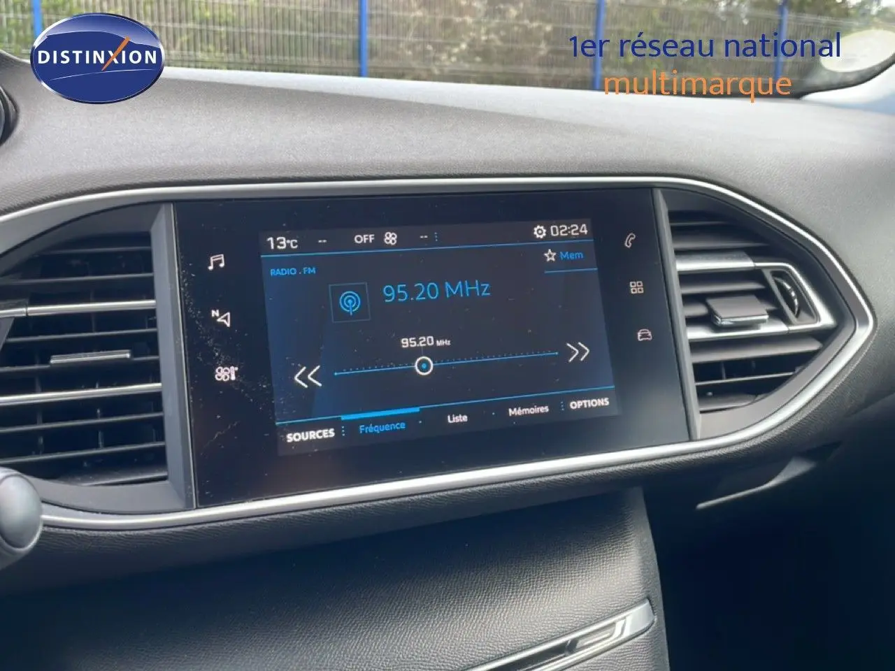 Écran tactile central de la Peugeot 308 SW 2019 en noir, affichant la radio FM à 95,20 MHz, vue intérieure.