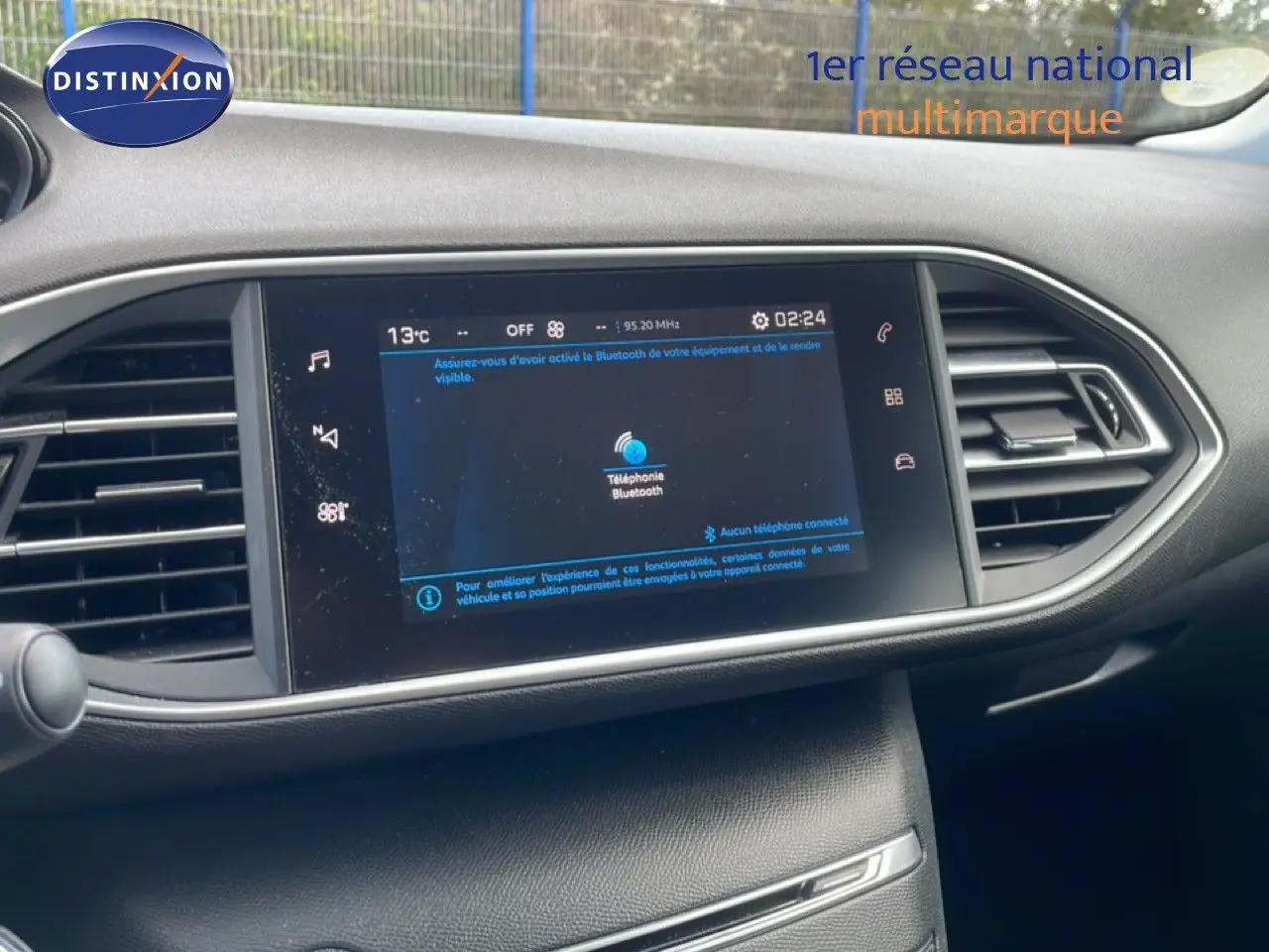 Vue rapprochée de l’écran tactile central du tableau de bord de la Peugeot 308 SW noir Perla Nera, affichant la connexion Bluetooth.
