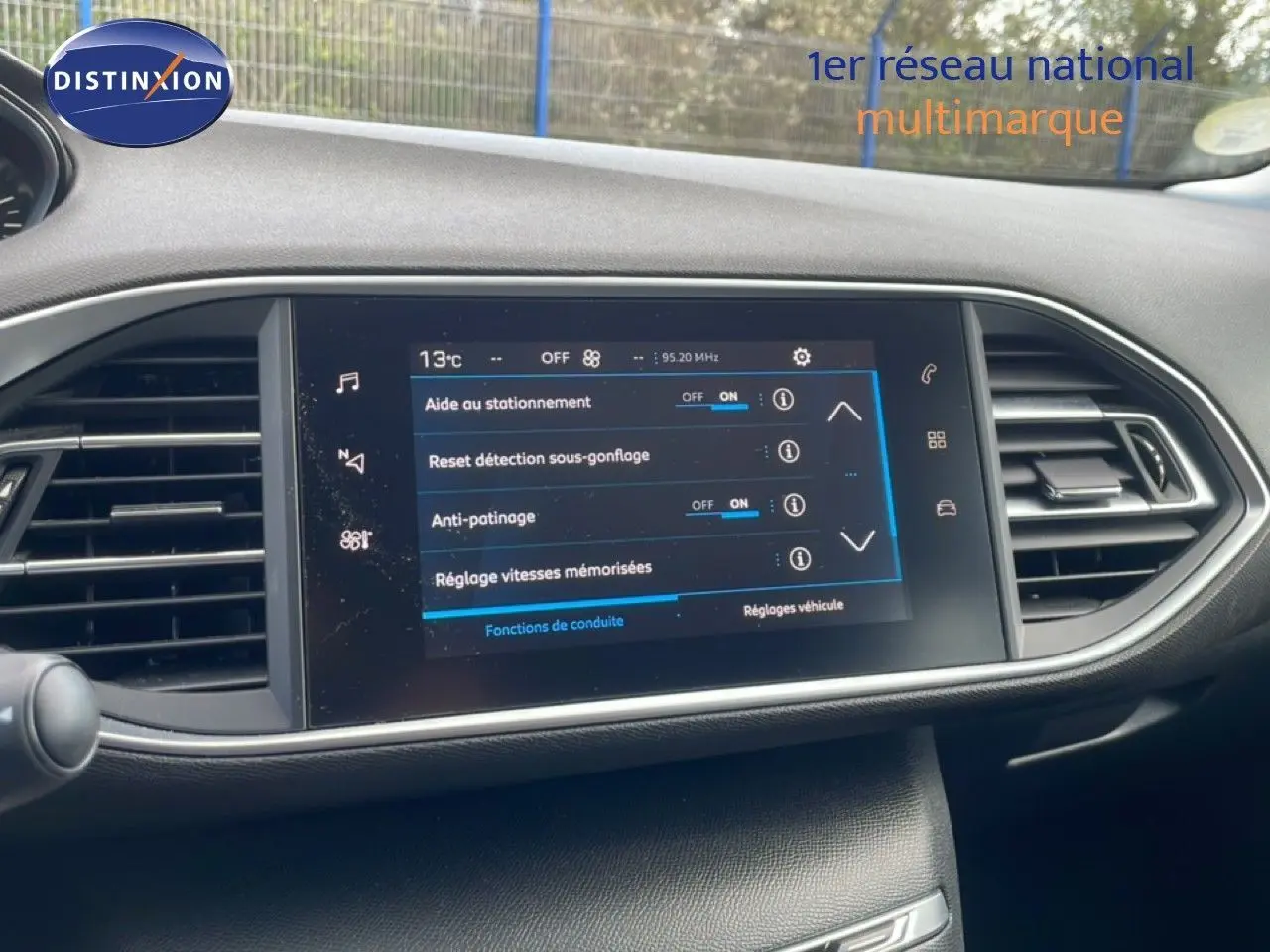 Écran tactile central du tableau de bord de la Peugeot 308 SW 2019, affichant les réglages d’aide à la conduite.