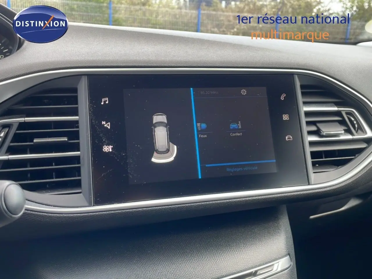 Écran tactile central du tableau de bord de la Peugeot 308 SW 2019 avec affichage des réglages véhicule.