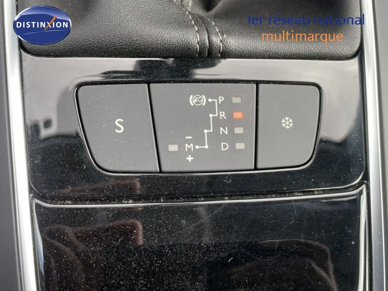Gros plan sur la console centrale noire avec les commandes de la boîte automatique et mode sport de la Peugeot 308 SW.
