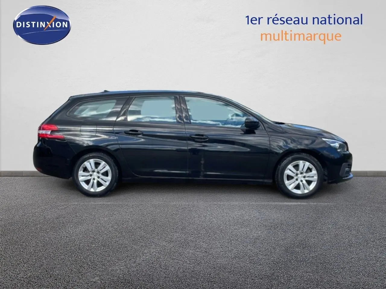 Peugeot 308 SW noir perla nera métal vue de profil côté gauche sur fond neutre, jantes alliage visibles.