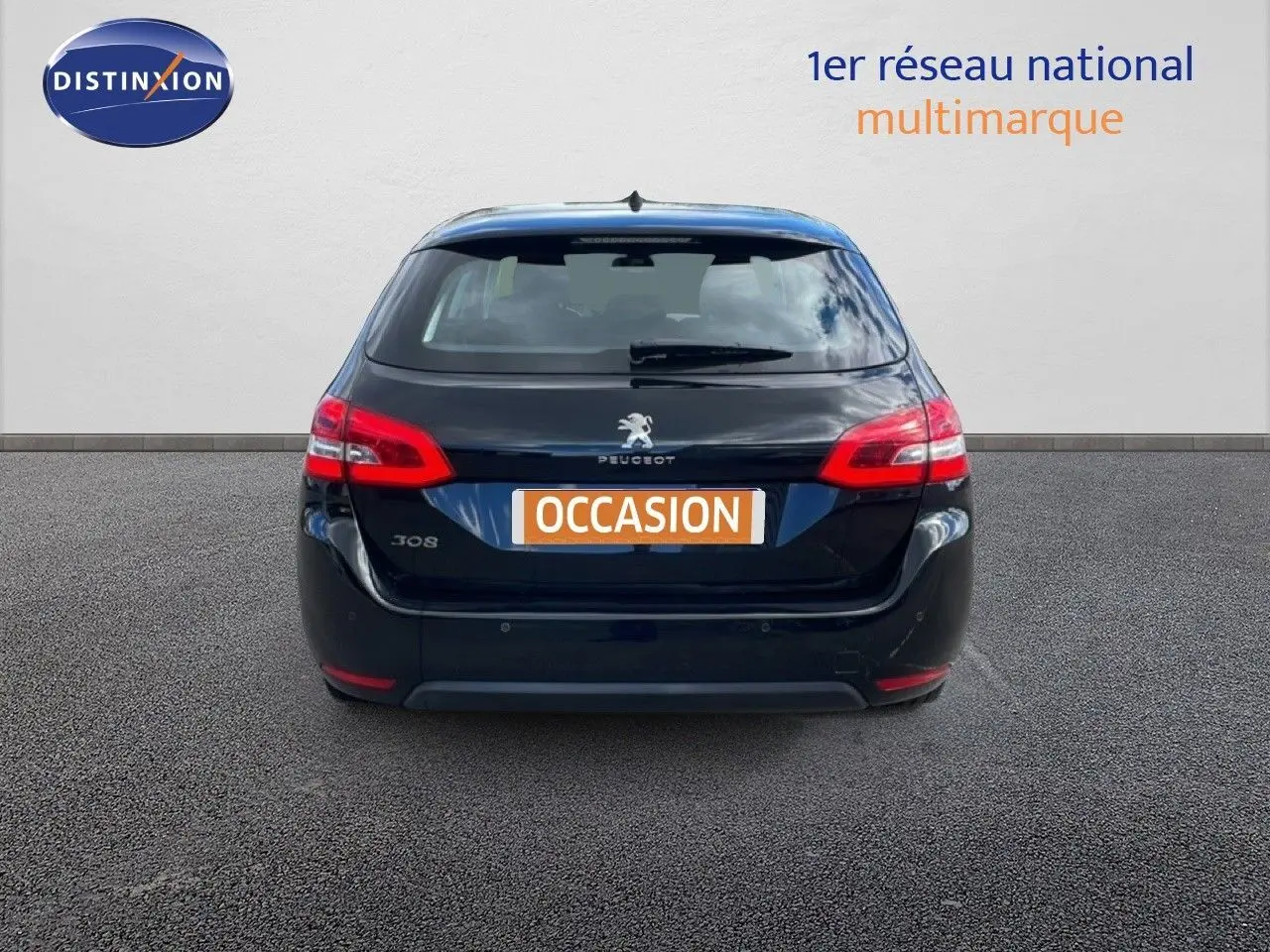Vue arrière d'une Peugeot 308 SW noire Perla Nera Metal avec feux arrière rouges et plaque "OCCASION" visible.